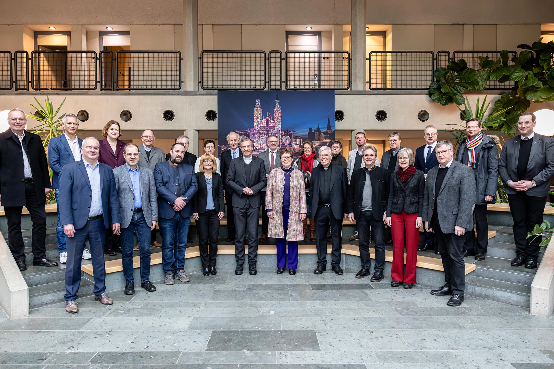 Die Teilnehmenden der Kirchenleitungen des Bistums Fulda und der Evangelischen Kirche von Kurhessen-Waldeck 