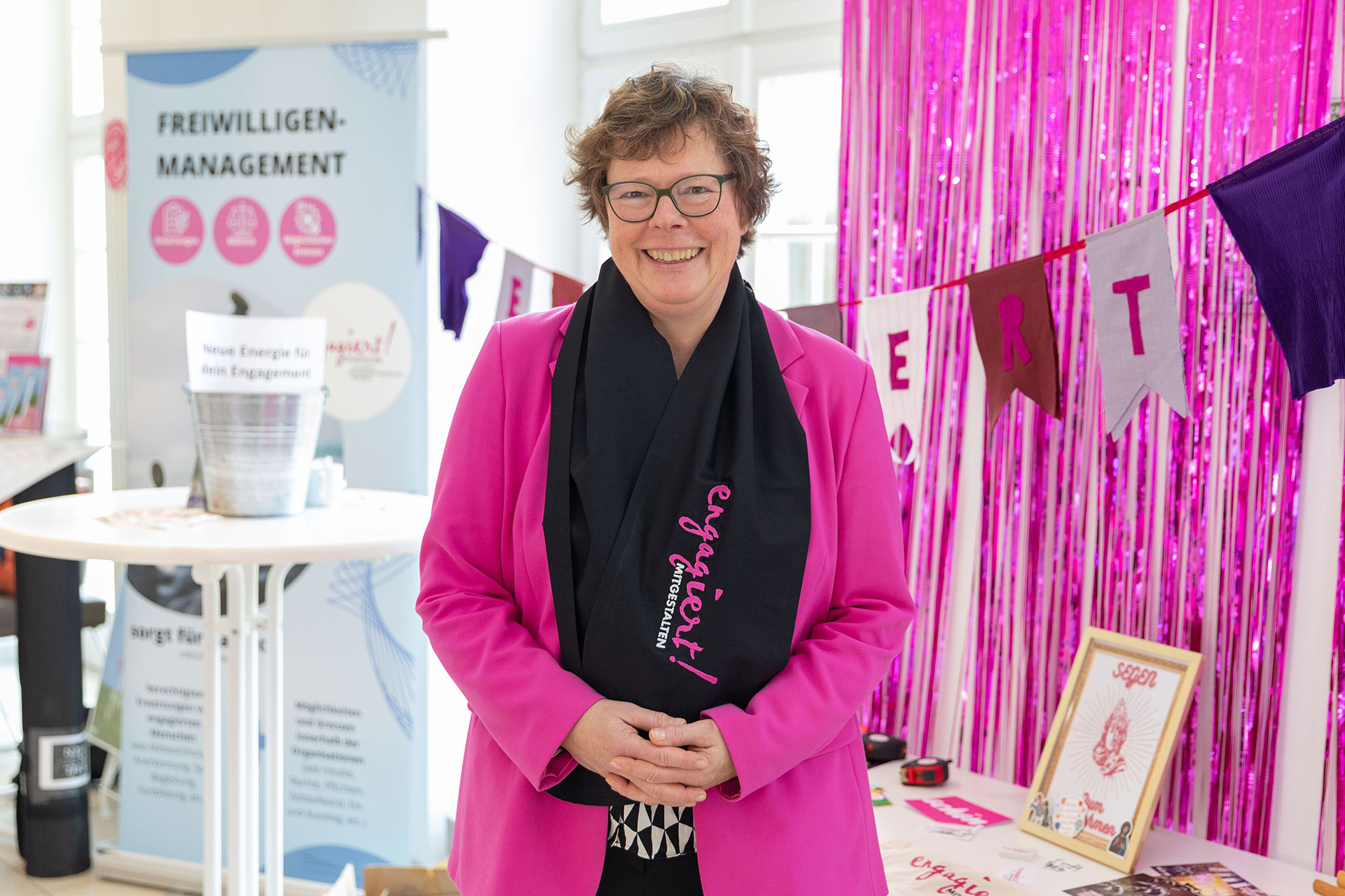 Unser Foto zeigt Bischöfin Dr. Hofmann Ende November bei der Tagung der Landessynode am Stand des Freiwilligen-Managements