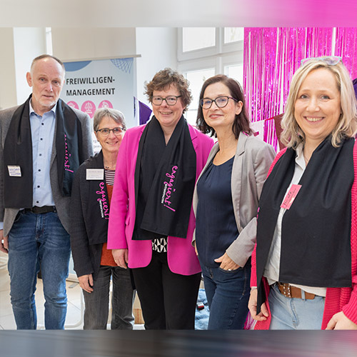 Bischöfin Dr. Beate Hofmann (3.v.l.) am Stand des Freiwilligen-Managements Herbstsynode der EKKW 2024 Bischöfin Dr. Beate Hofmann (3.v.l.) am Stand des Freiwilligen-Managements Herbstsynode der EKKW 2024