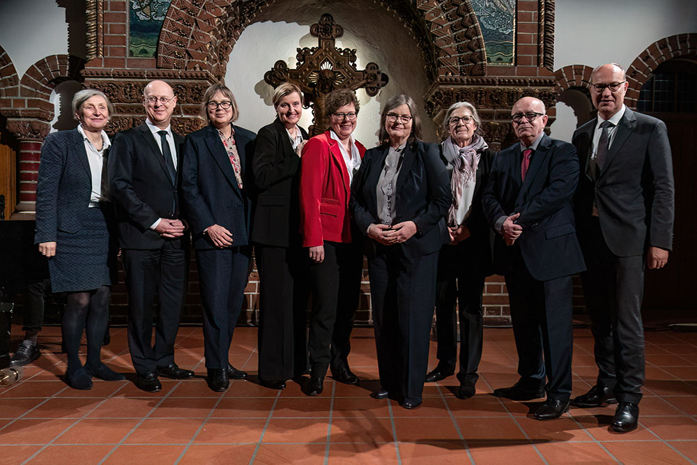 Bischöfin Dr. Beate Hofmann mit Maria Loheide und weiteren Gottesdienstbeteiligten in der Kreuzberger Passionskirche.