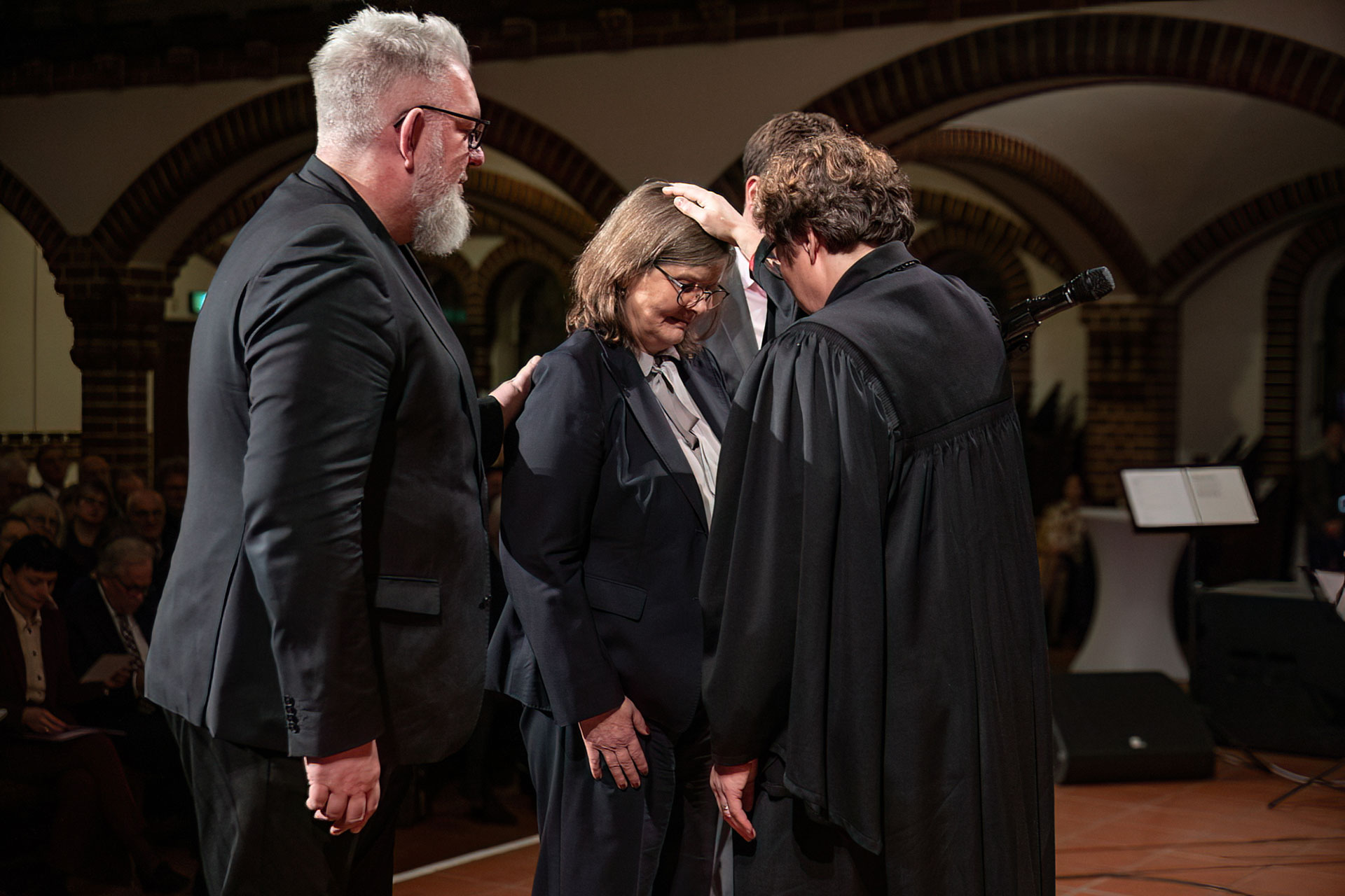 Feierliche Verabschiedung in Berlin: Bischöfin Dr. Beate Hofmann (r.) entpflichtet Maria Loheide mit weiteren Beteiligten in einem Gottesdienst in der Kreuzberger Passionskirche von ihrem Dienst.
