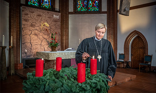Dagmar Purin entzündet in einer Kirche die Kerze eines Adventskranzes. Dagmar Purin entzündet in einer Kirche die Kerze eines Adventskranzes.