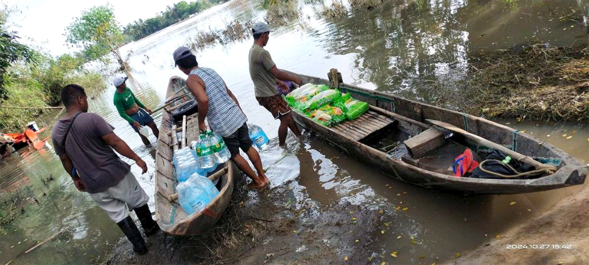 Unser Foto zeigt den Transport von Lebensmitteln und sauberem Trinkwasser.