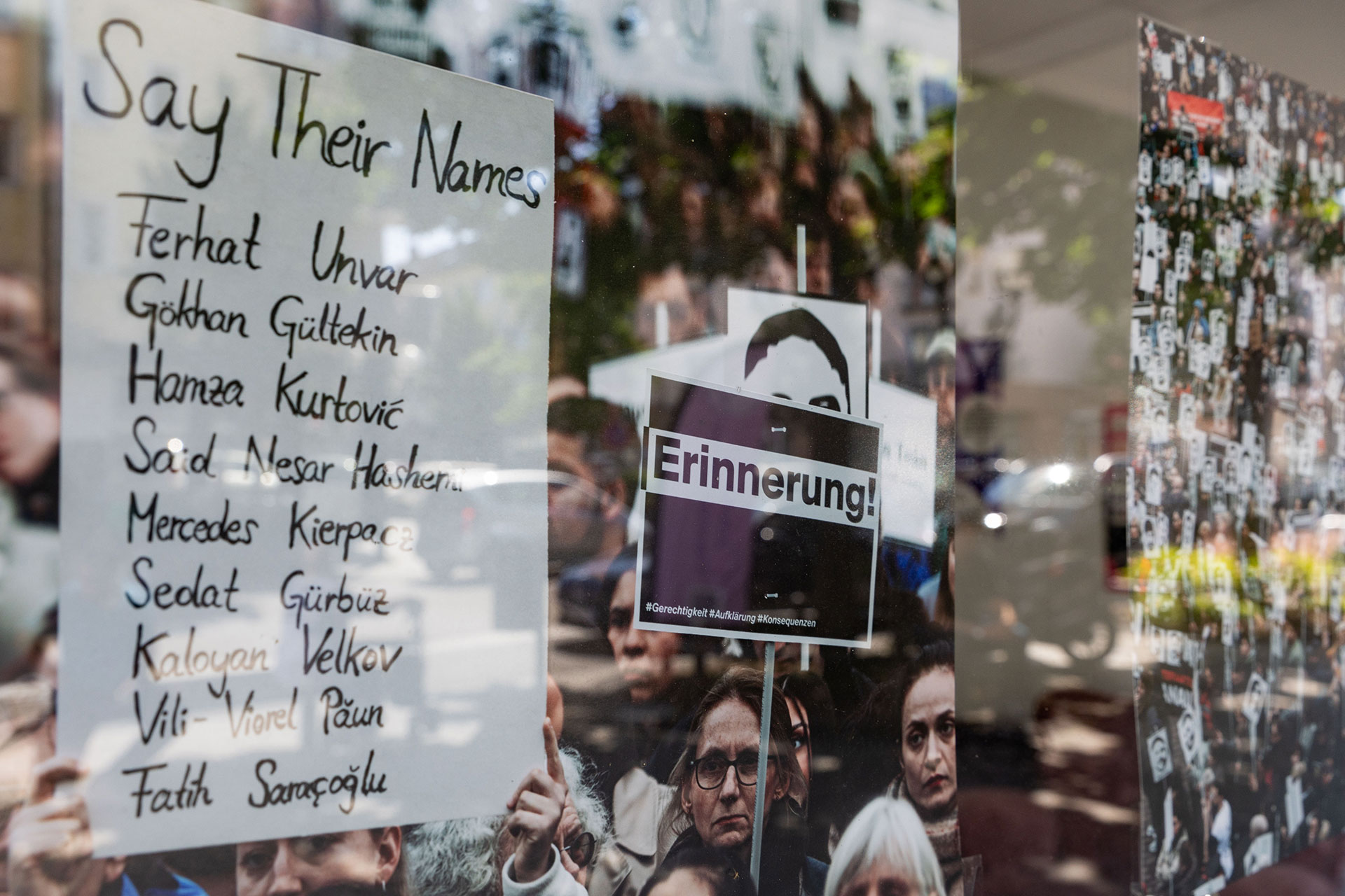In den Schaufenstern der Räumen der Initiative «19. Februar Hanau» erinnern Fotos an die Opfer des Anschlags im Jahr 2020.