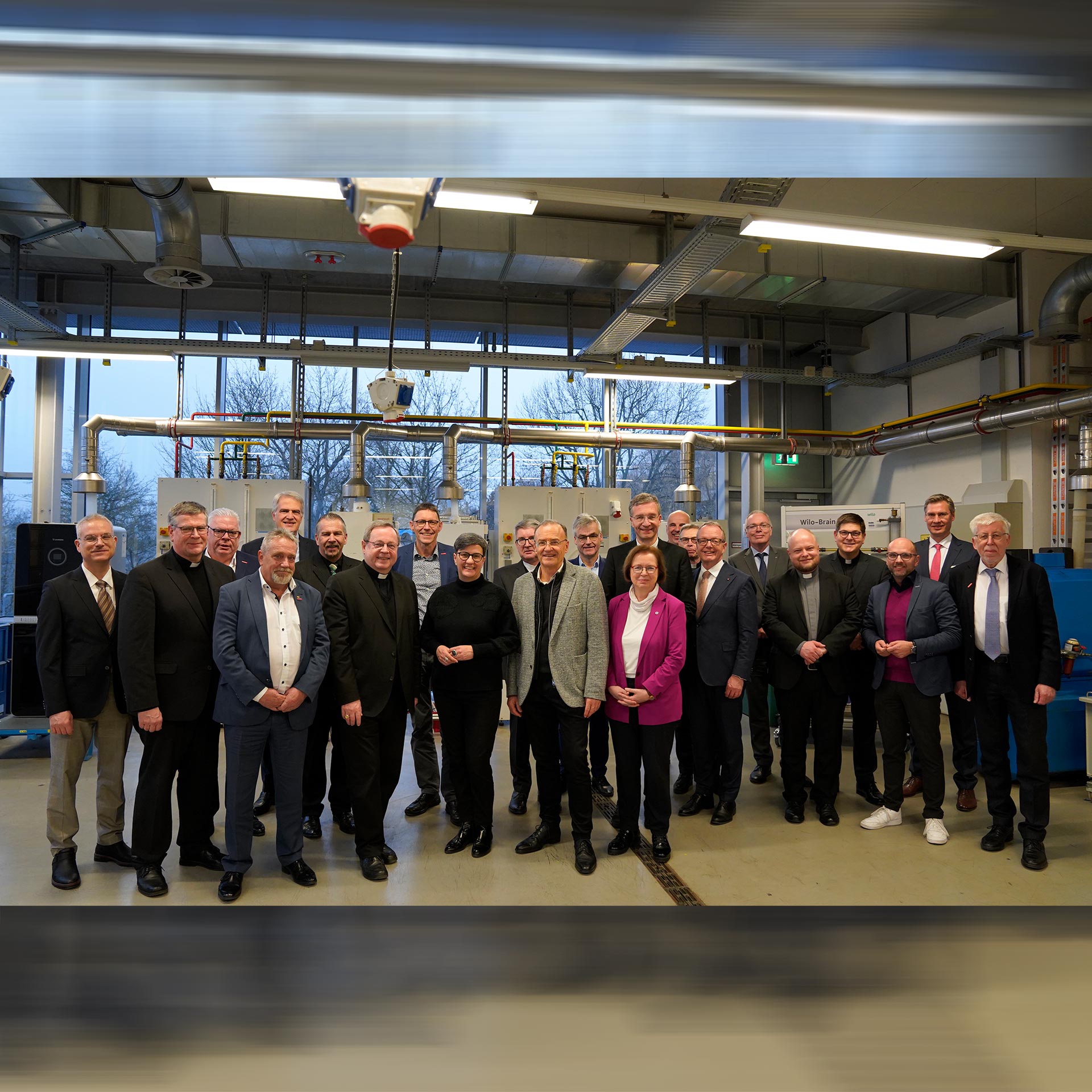 Die Vertreterinnen und Vertreter von Kirchen und Handwerkskammern besuchten den Wiesbadener Standort der beruflichen Bildungszentren in Hessen.
