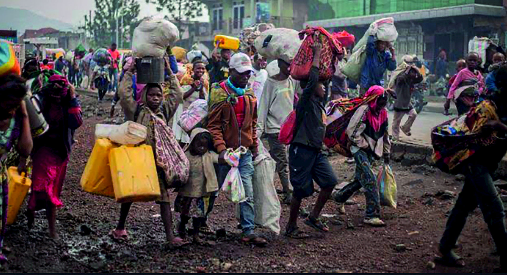 Unser Foto zeigt Menschen, die aus der Provinzhauptstadt Goma geflüchtet sind.