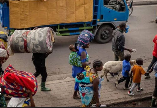 Unser Foto zeigt Menschen, die aus der Provinzhauptstadt Goma geflüchtet sind. Unser Foto zeigt Menschen, die aus der Provinzhauptstadt Goma geflüchtet sind.