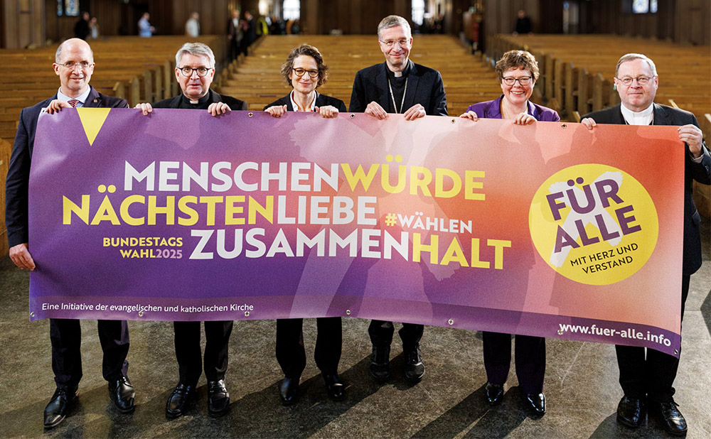 Die Leitungen der Kirchen in Hessen rufen gemeinsam zur Teilnahme an der Bundestagswahl auf. Mit einem Banner der Initiative stehen sie in der Lutherkirche in Wiesbaden. Die Leitungen der Kirchen in Hessen rufen gemeinsam zur Teilnahme an der Bundestagswahl auf. Mit einem Banner der Initiative stehen sie in der Lutherkirche in Wiesbaden.