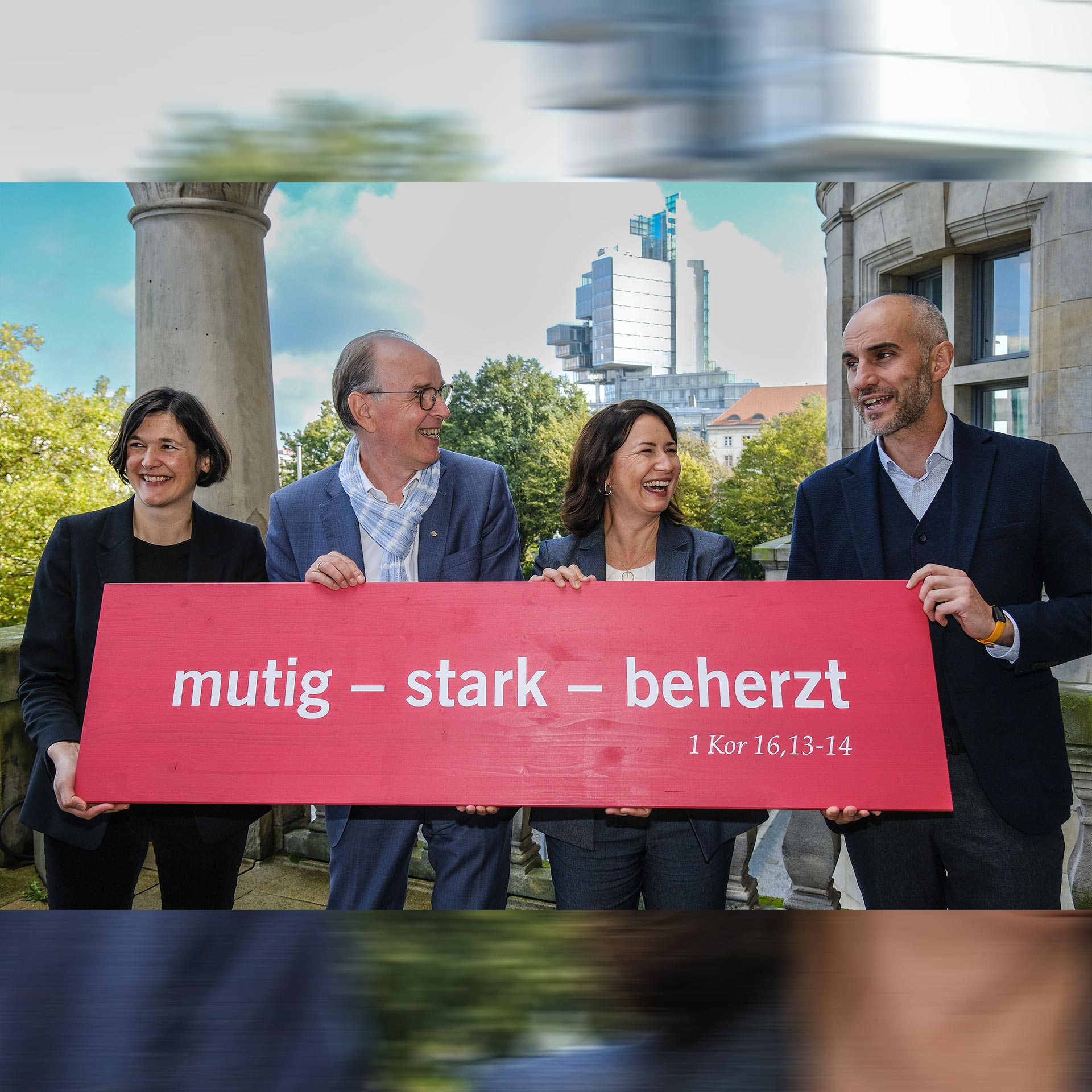 Generalsekretärin Kristin Jahn, Landesbischof Ralf Meister, Präsidentin Anja Siegesmund und Oberbürgermeister Belit Onay halten eine Tafel mit dem Kirchentagsmotto
