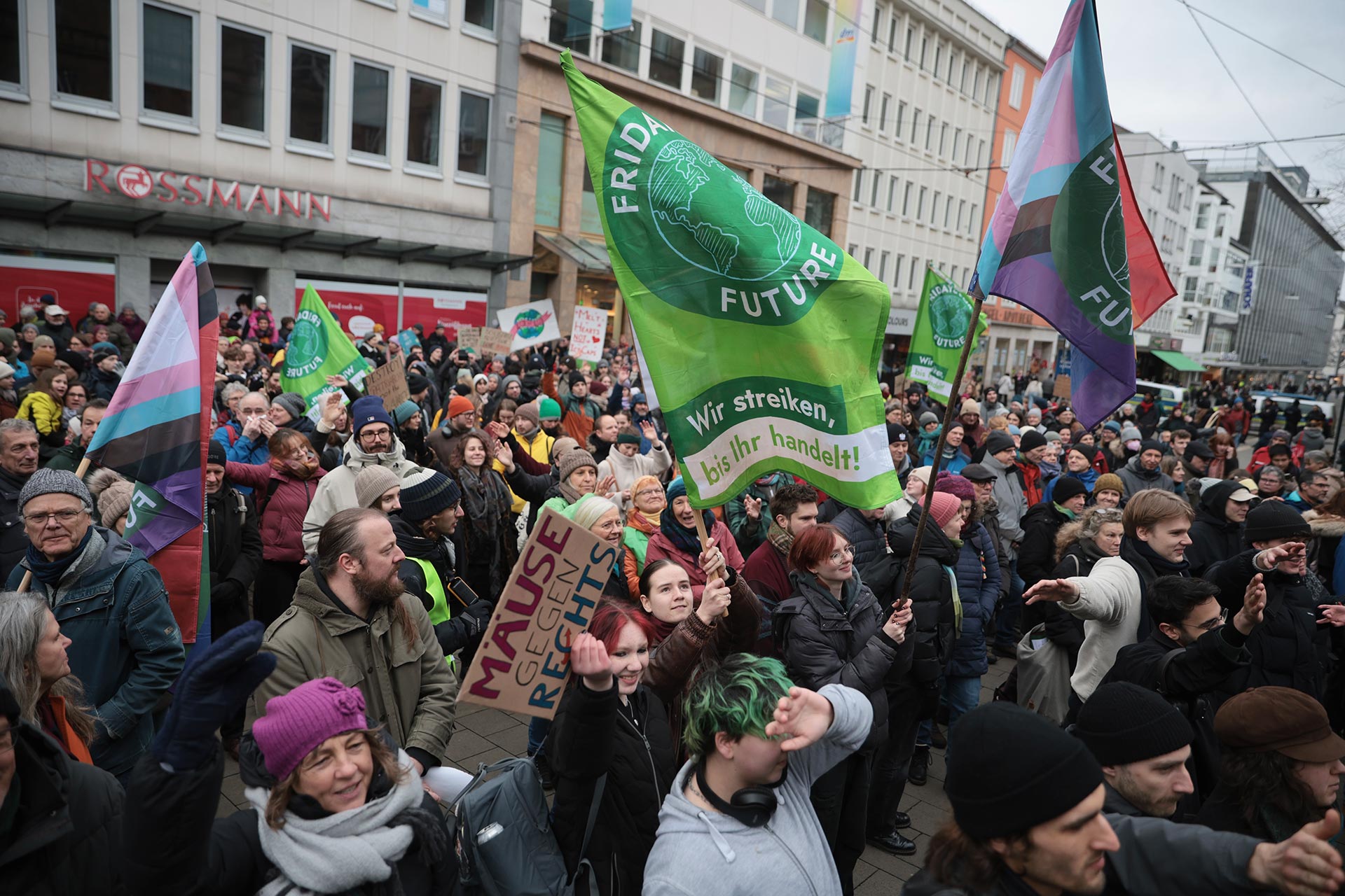 Viele Menschen gingen am 14. Februar für das Klima auf die Straße. Unser Foto zeigt die Demo vor dem Kasseler Rathaus.