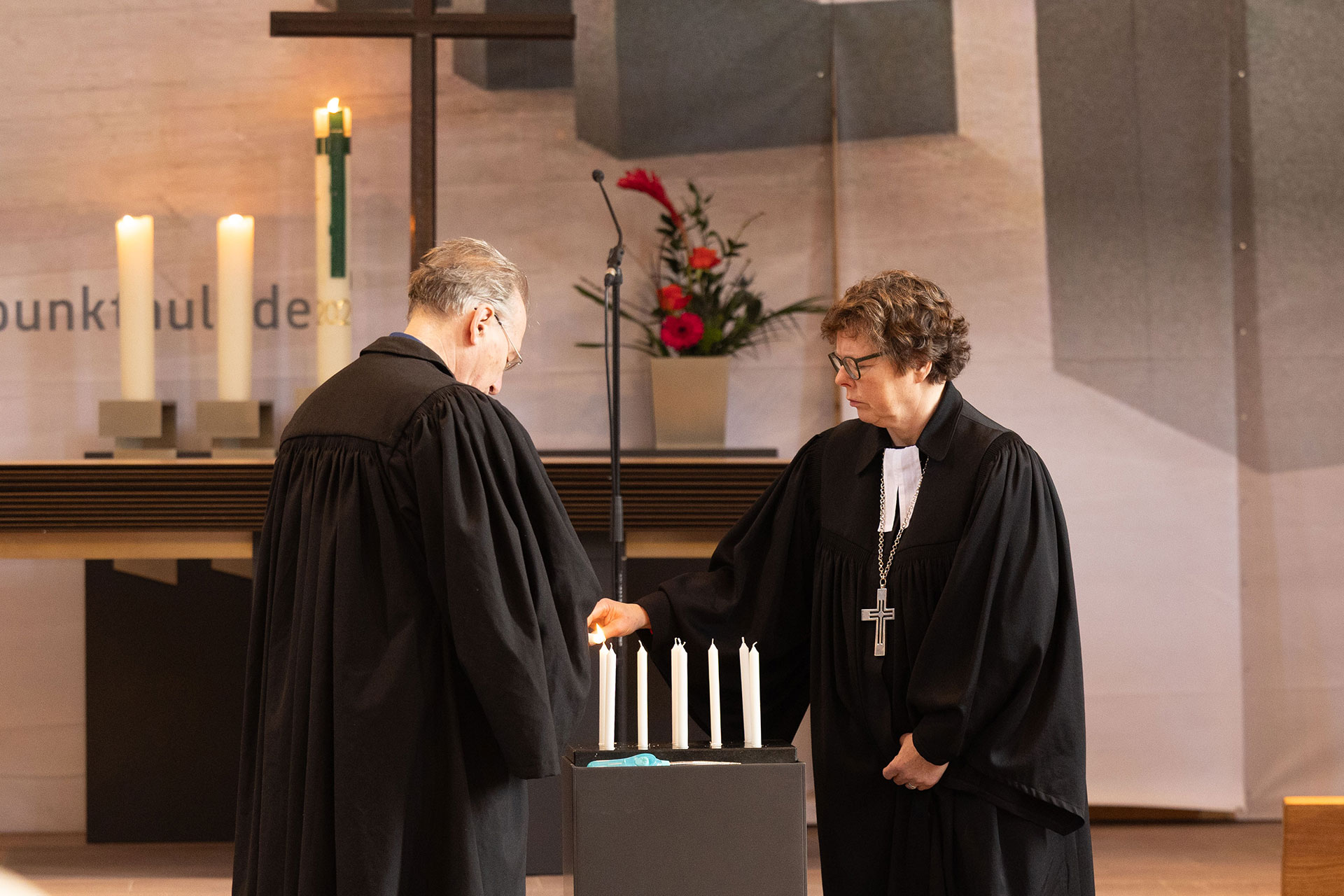 Gedenken in der Hanauer Marienkirche: Bischöfin Dr. Beate Hofmann (r.) und Pfarrer Dr. Werner Kahl beim Entzünden von Kerzen für die Opfer des Anschlags vor fünf Jahren.