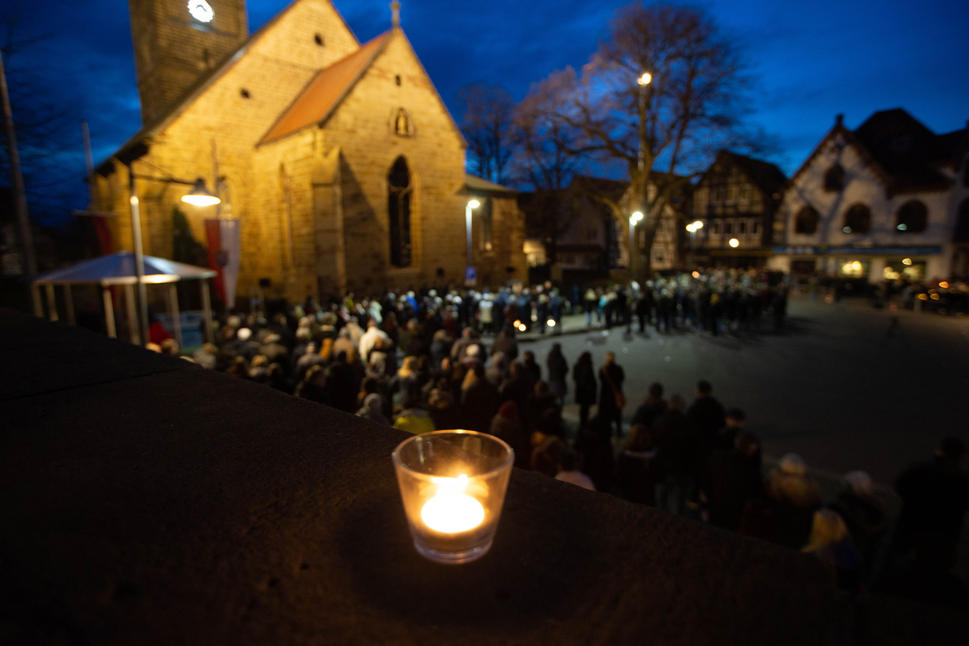 Unser Foto zeigt zahlreiche Menschen, die sich einen Tag nach dem Ereignis am 25.2. 2020 vor der katholischen Pfarrkirche St. Marien in Volkmarsen versammelten.