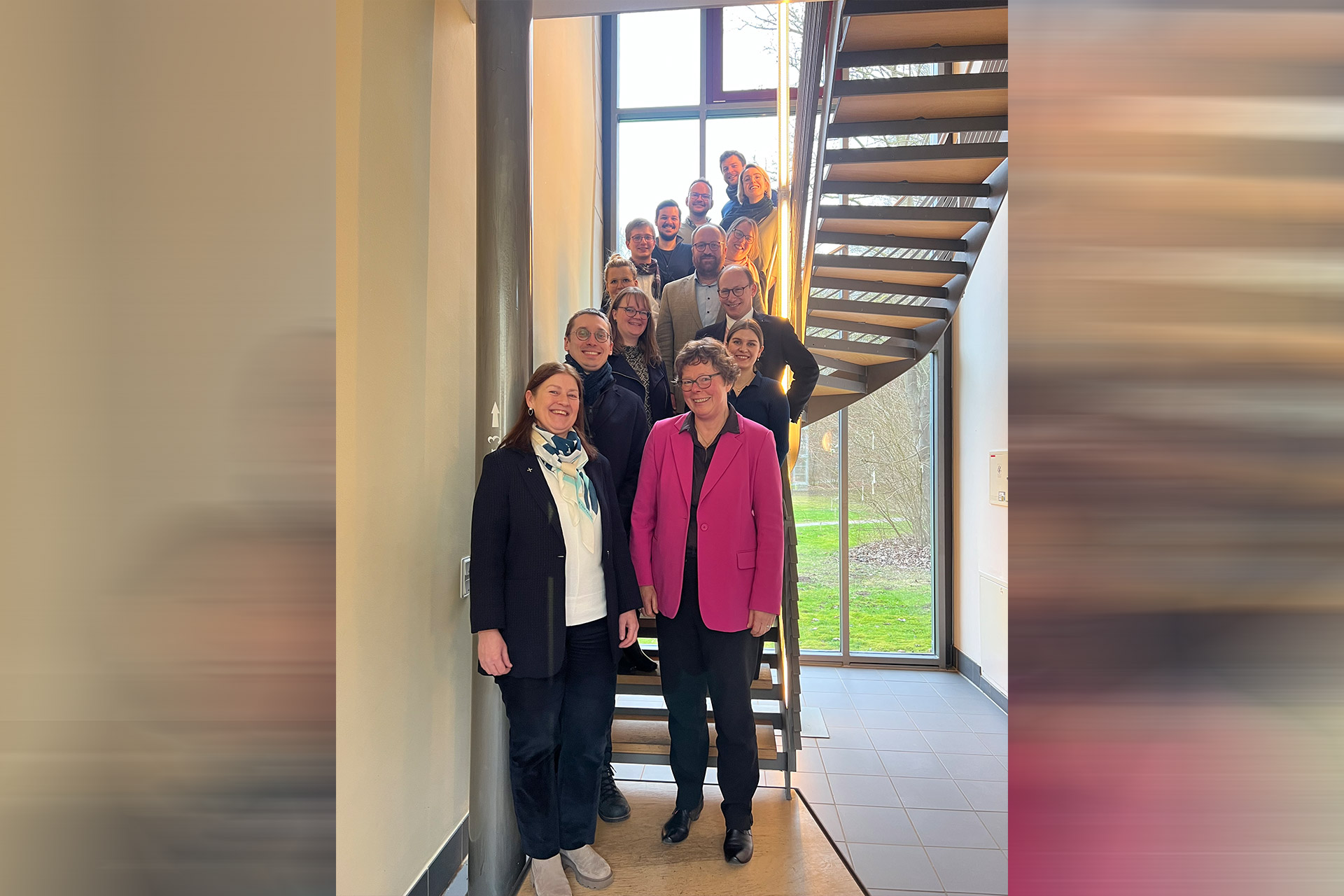 Die Nachwuchswissenschaftlerinnen und -wissenschaftler mit Bischöfin Beate Hofmann (vorne rechts) und Referatsleiterin Regina Sommer (vorne links) in Hofgeismar. 
