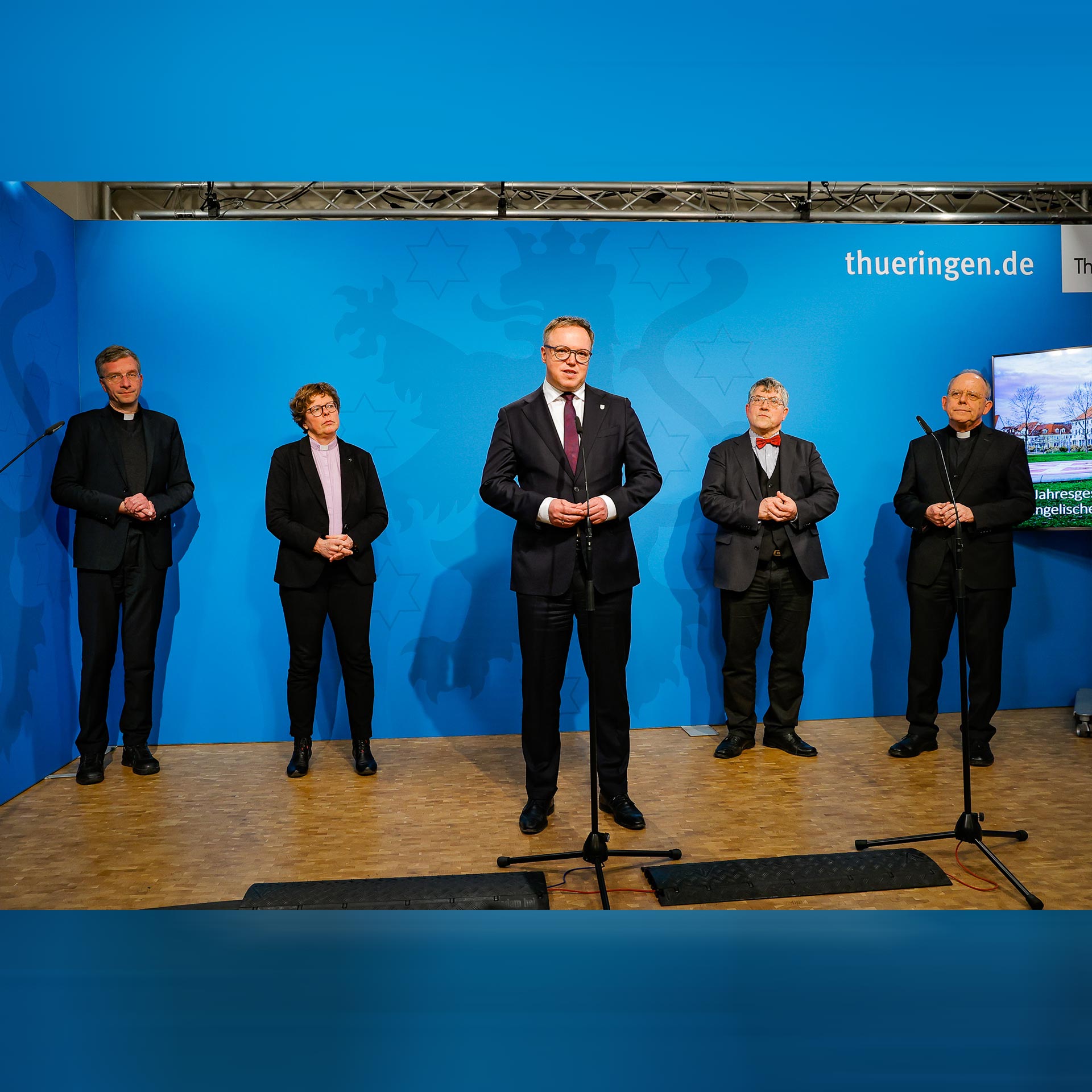 Thüringens Ministerpräsident Mario Voigt (Mitte) mit (v.l.) Bischof Dr. Michael Gerber, Bischöfin Dr. Beate Hofmann (EKKW), Landesbischof Friedrich Kramer und Bischof Dr. Ulrich Neymeyr