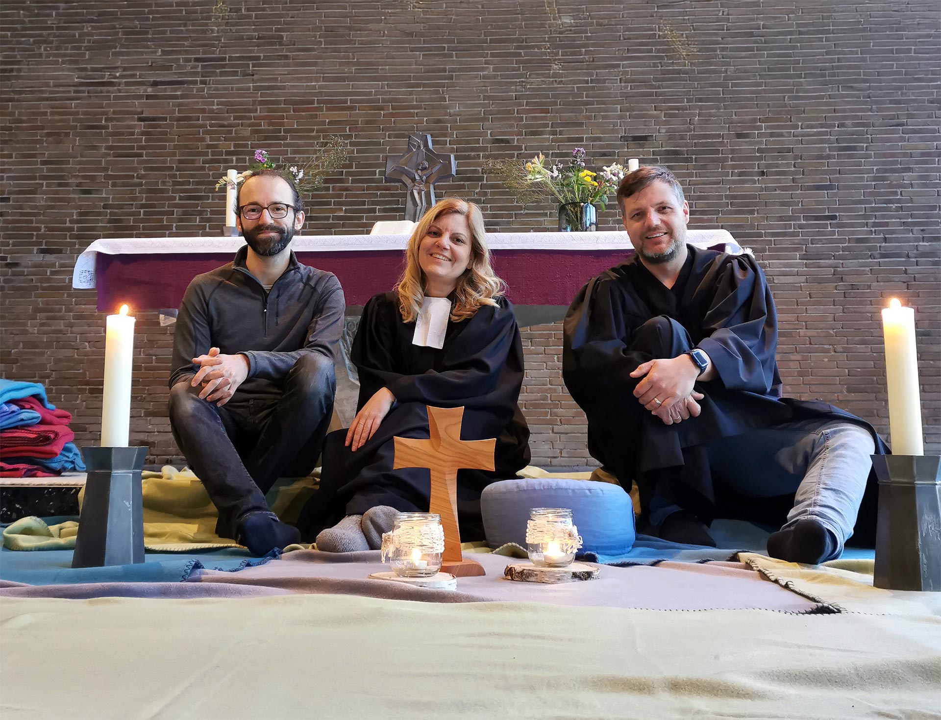 v.l.: Martin Rimbach, Annika Wölfel und Christian Graß in der Markuskirche in Marburg