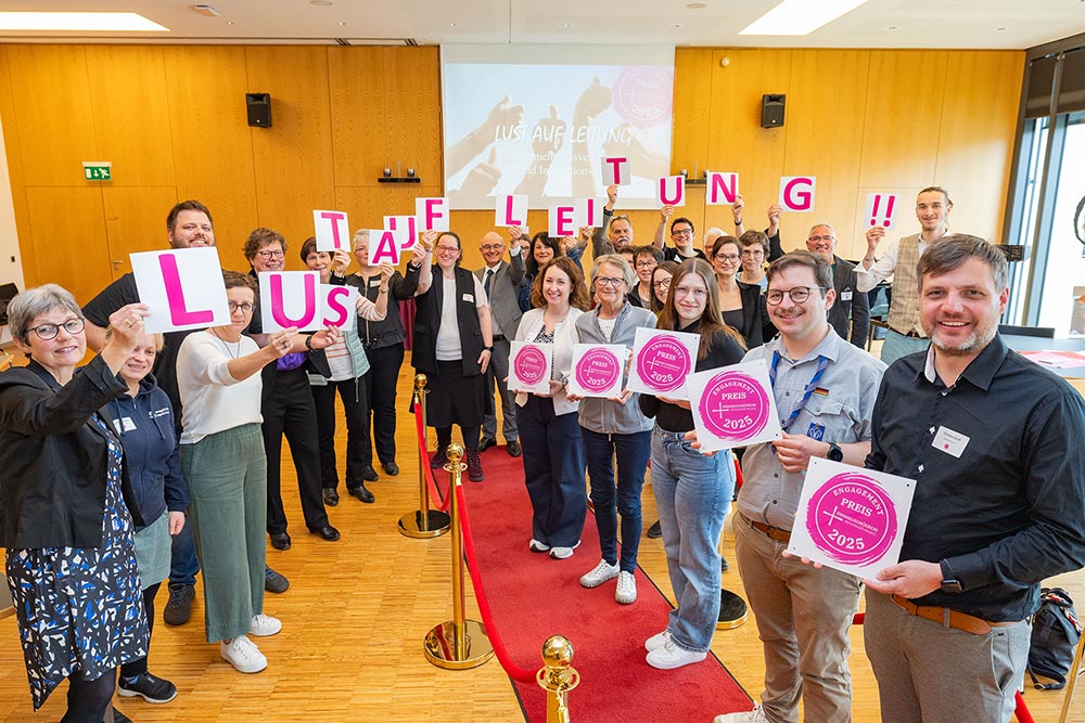 Die Preisträgerinnen und Preisträger des diesjährigen Engagementpreises der EKKW im Haus der Kirche.