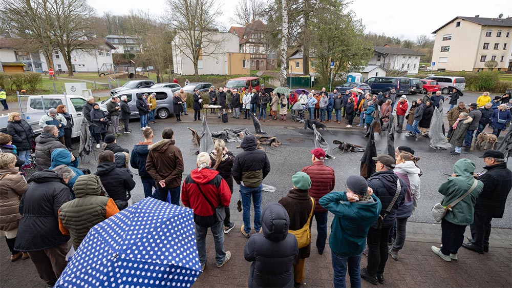Gedenkperformance am 30. März in Aufenau zum Todesmarsch der Häftlinge des KZ Katzbach
