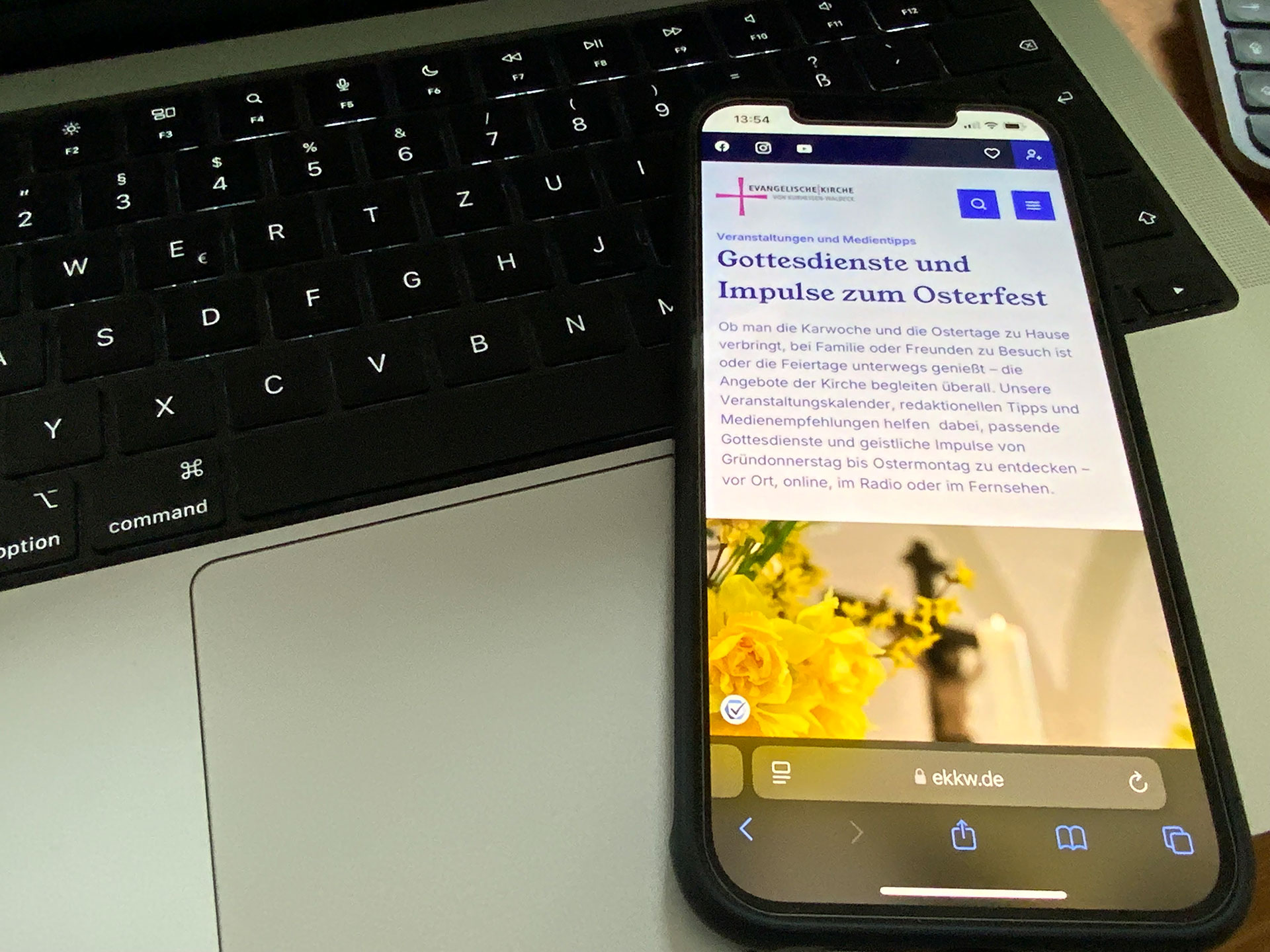 Das Foto zeigt ein Smartphone, auf dem die Website ekkw.de aufgerufen ist.