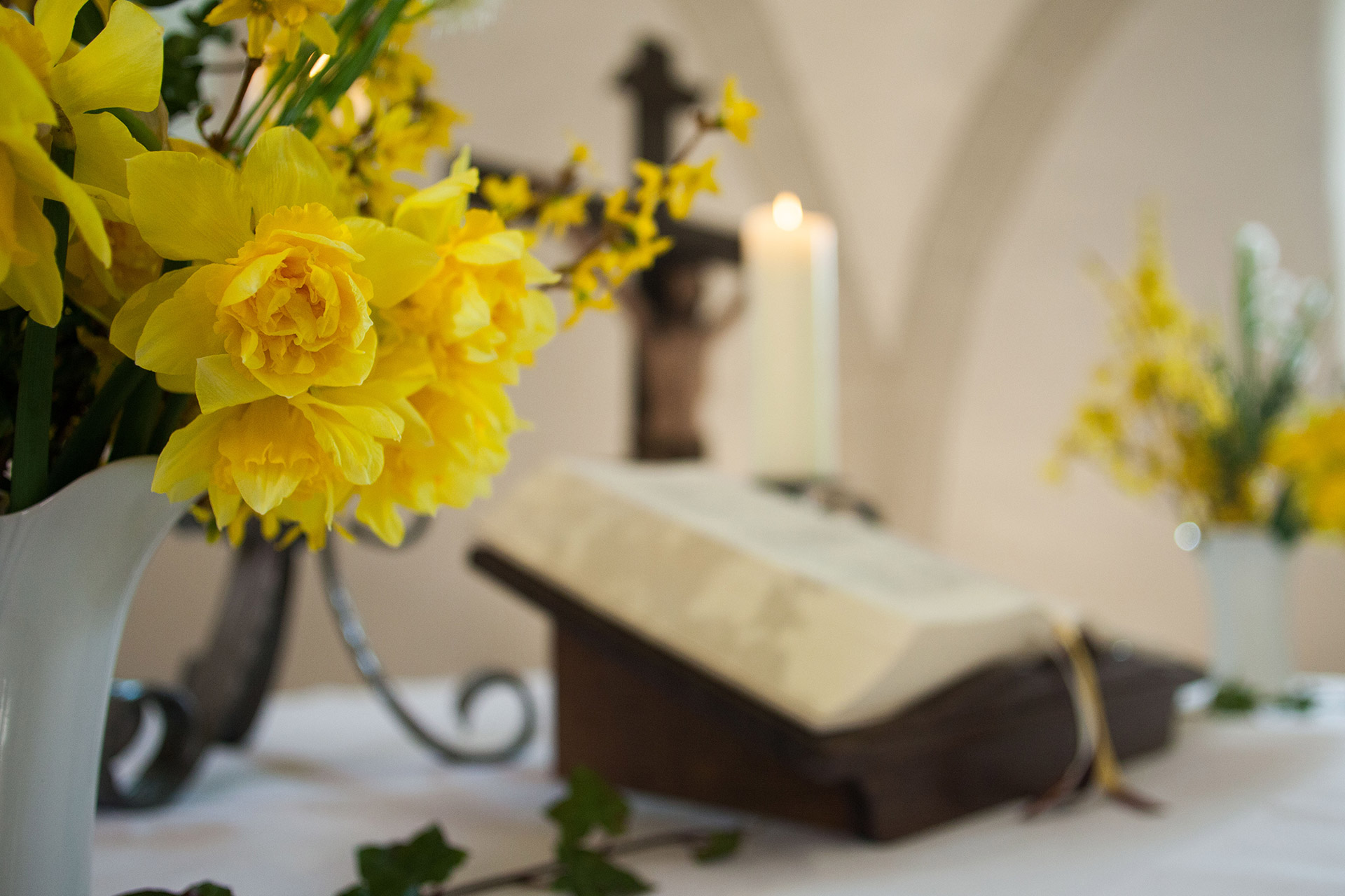 Festlich geschmückter Osteraltar in der evangelischen Kirche zu Mandern