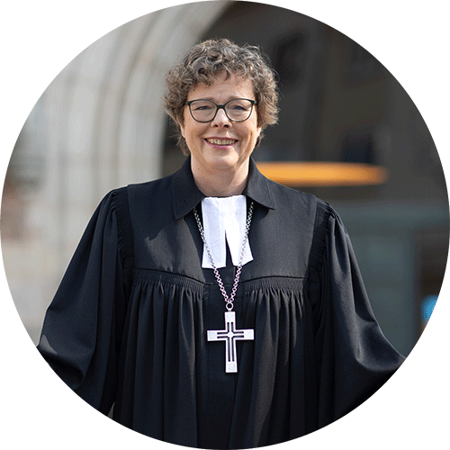 Das Foto zeigt Bischöfin Dr. Beate Hofmann in Talar und mit Kreuz-Kette Das Foto zeigt Bischöfin Dr. Beate Hofmann in Talar und mit Kreuz-Kette