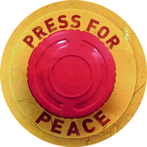 Unser Foto zeigt einen Notfallknopf mit der Aufschrift "Press for peace"