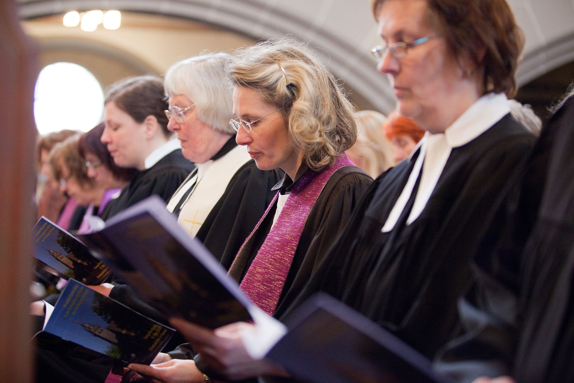 Unser Foto zeigt Pfarrerinnen bei einer Festveranstaltung anlässlich des 50-jährigen Jubiläums der Frauenordination in der EKKW im Jahr 2012.