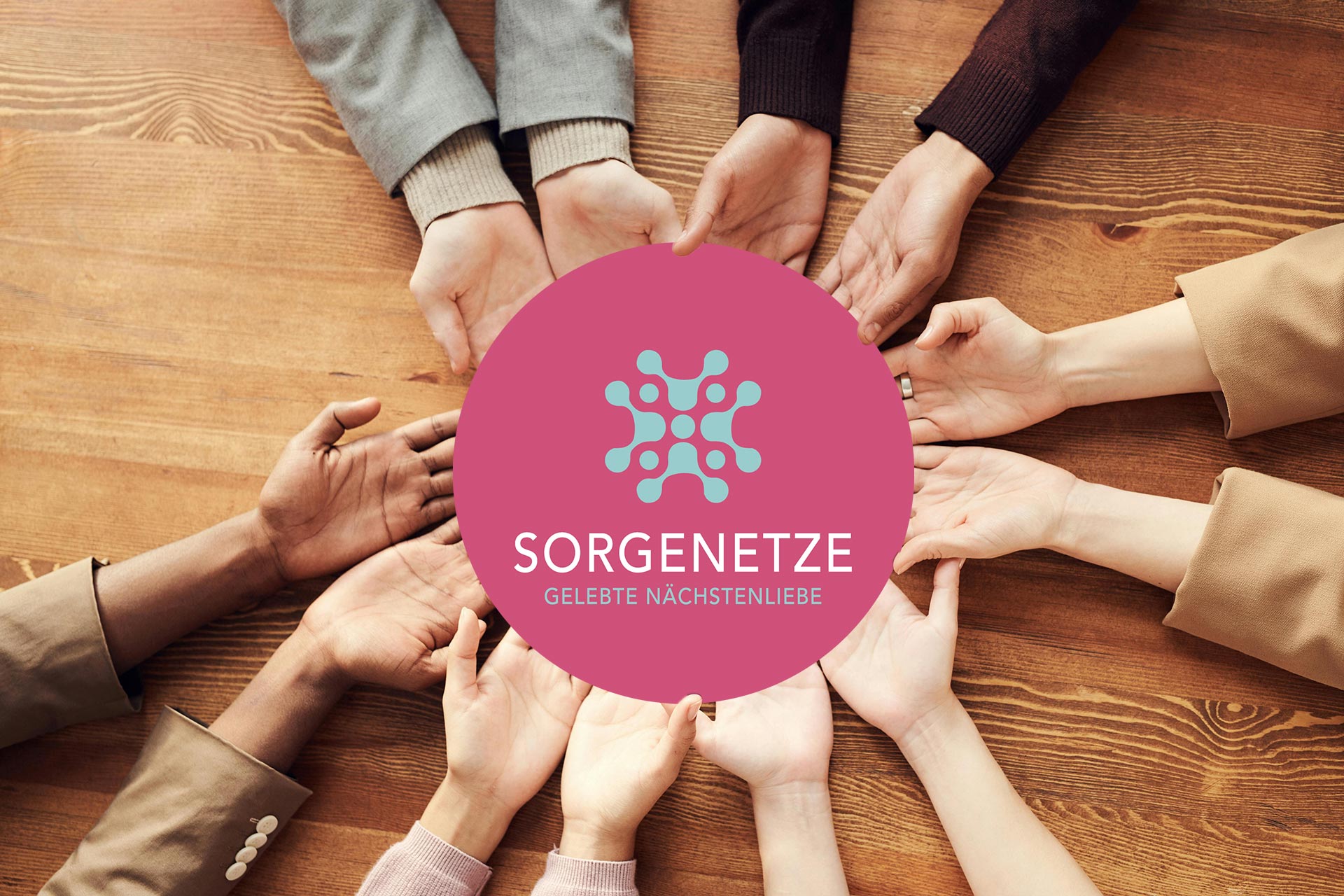 Hände halten ein Schild mit der Aufschrift "Sorgenetze - Gelebte Nächstenliebe"