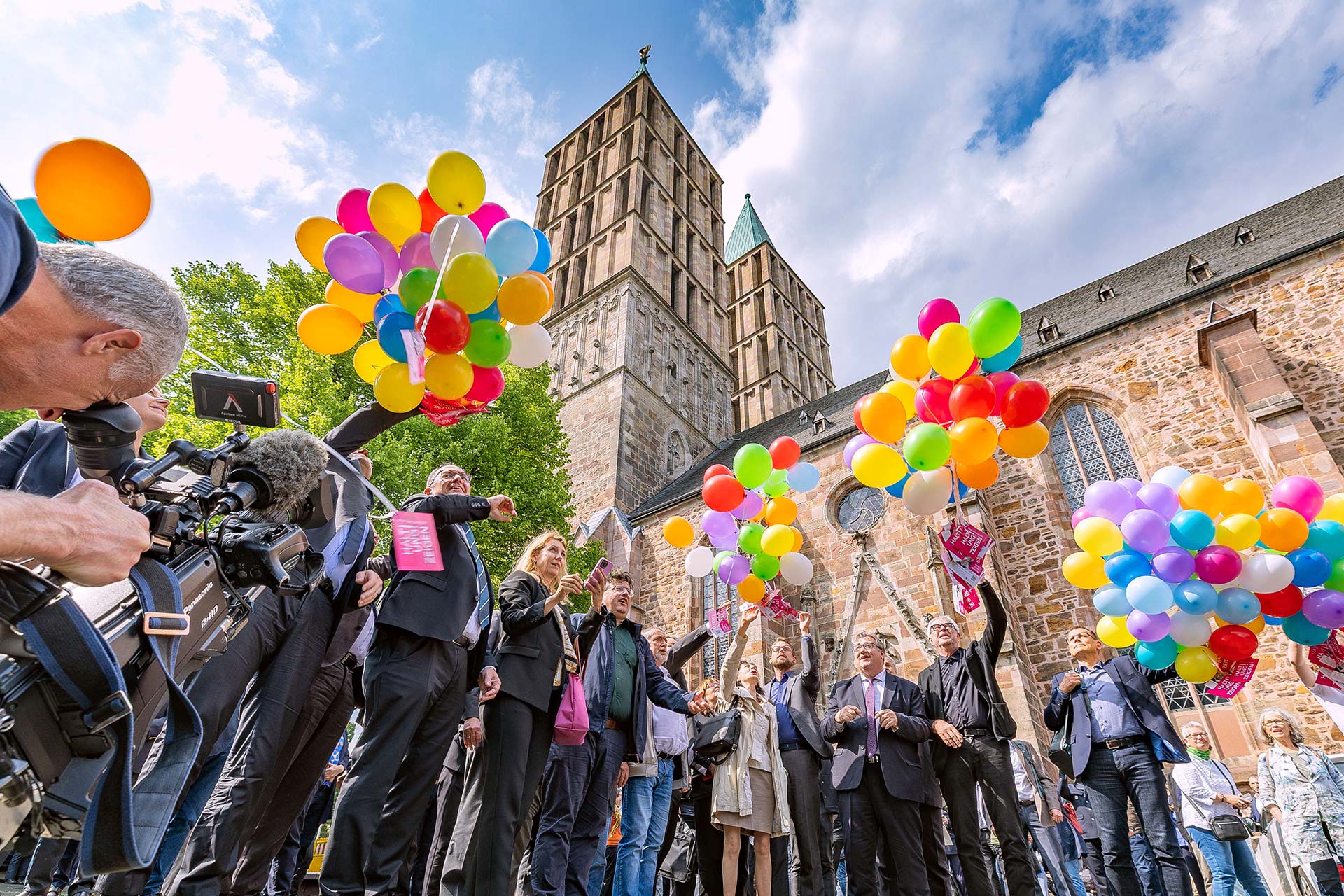 Zum Abschluss stiegen auf dem Martinsplatz bunte Luftballons mit Postkarten der Aktion «Haltung zeigen!» auf.
