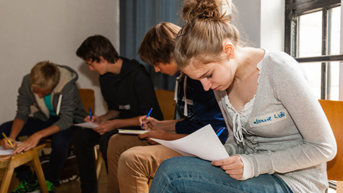 Das Foto zeigt Schülerinnen und Schüler bei einem Aktionstag in Kassel Das Foto zeigt Schülerinnen und Schüler bei einem Aktionstag in Kassel