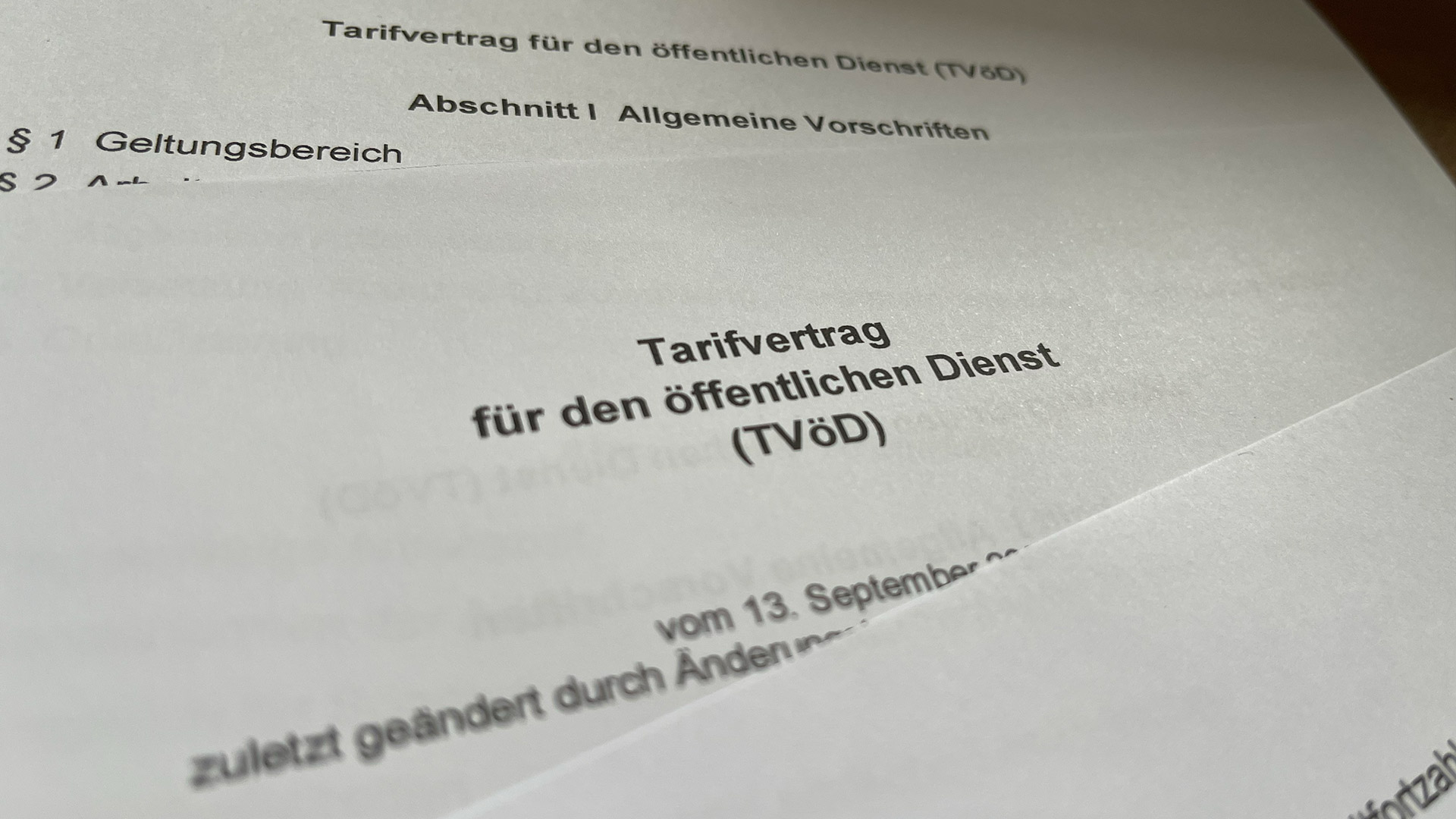 Papierblatt mit dem Schriftzug Tarifvertrag für den öffentlichen Dienst (TVöD)
