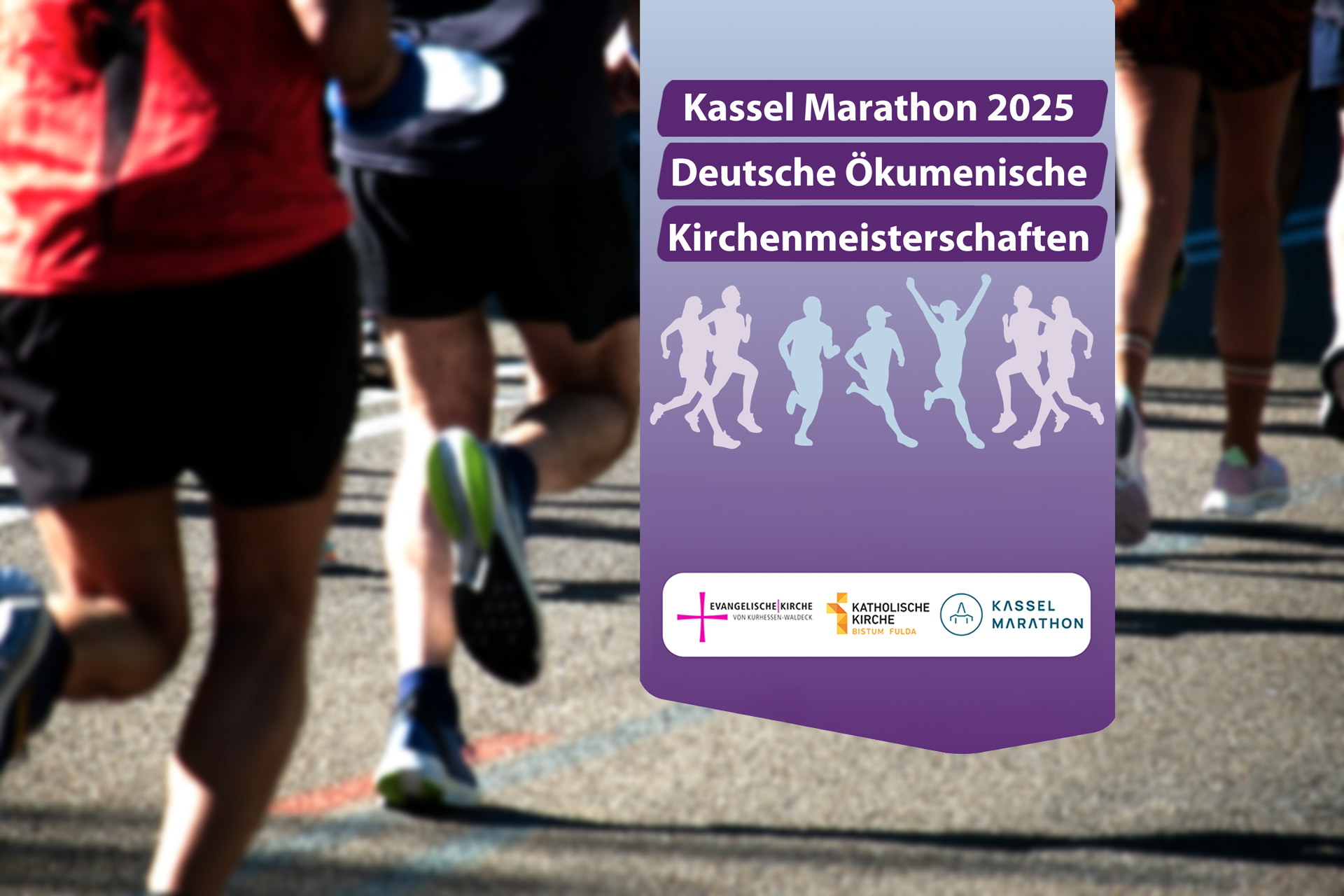 Gruppe von Läufer:innen beim Marathon auf einer Straße; rechts im Bild ein Banner mit der Aufschrift „Kassel Marathon 2025 – Deutsche Ökumenische Kirchenmeisterschaften“ und Logos der Evangelischen Kirche, der Katholischen Kirche und des Kassel Marathons.