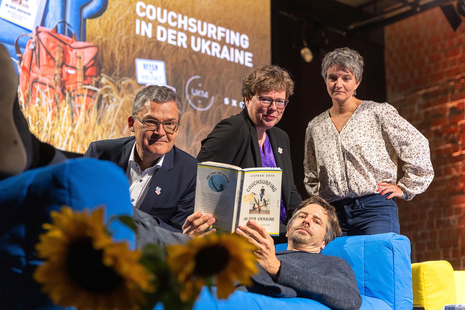 Der Autor Stephan Orth (vorne) mit (v.l.) MdB Roderich Kiesewetter (CDU), Bischöfin Dr. Beate Hofmann und Moderatorin Ulrike Gruska - Lesung und Talk mit Autor Stephan Orth zu seinem Buch im UK14 in Kassel.