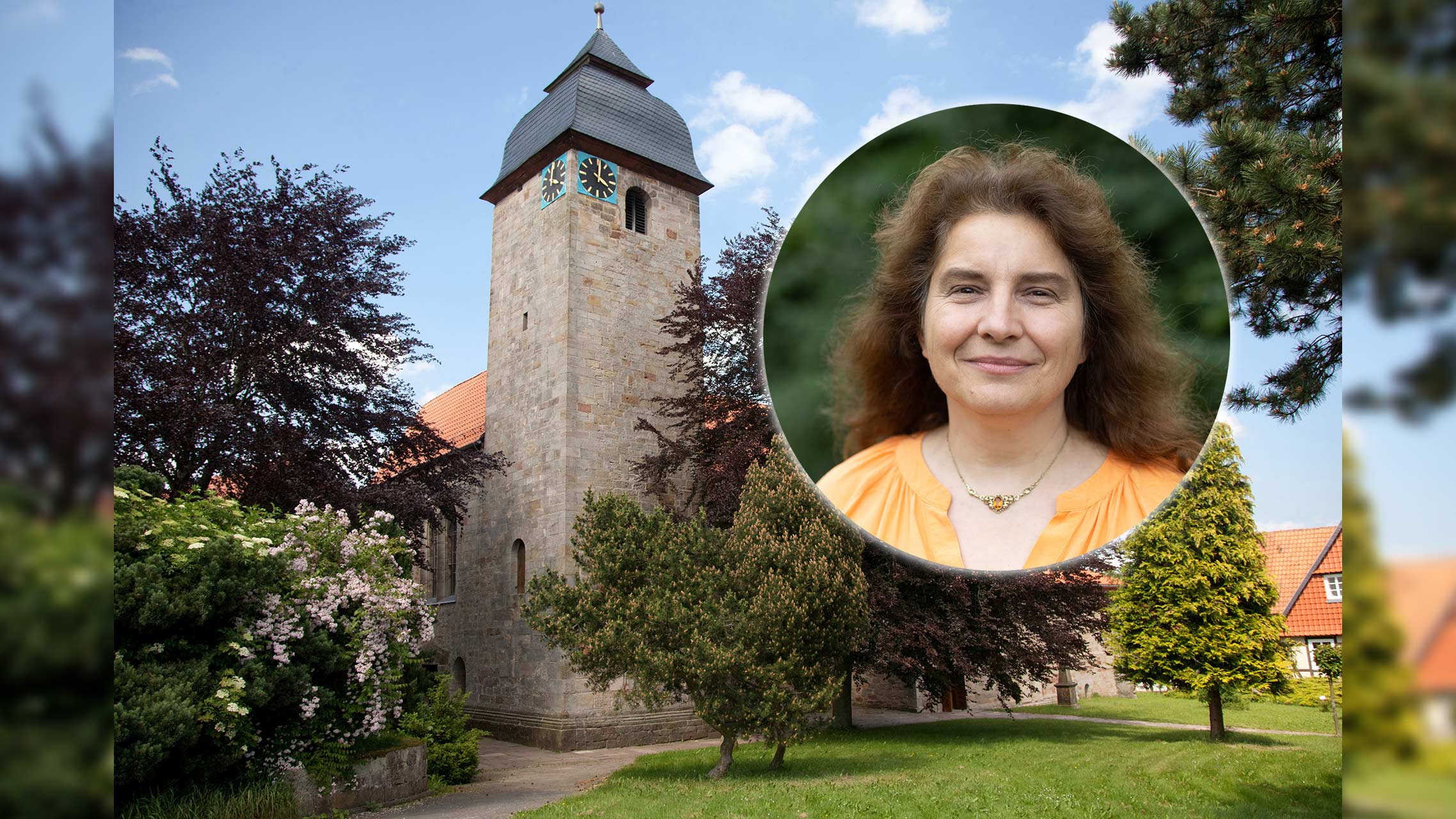 Das Foto zeigt die romanische Klosterkirche in Germerode, eingebettet in eine grüne Umgebung. Ein Weg führt auf das historische Gebäude zu. In einem runden Ausschnitt oben rechts ist Pfarrerin Sissy Maibaum abgebildet, die seit August 2025 die Pfarrstelle für Spiritualität und geistliches Leben der EKKW innehat.