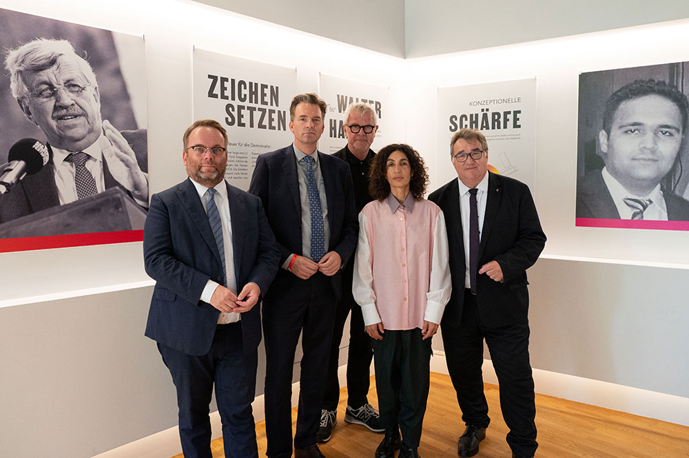v.l.: Kultusmimister Timon Gremmels, Oberbürgermeister Sven Schoeller, Architekt Günter Schleiff, Künstlerin Natascha Sadr Haghighian und Regierungspräsident Mark Weinmeister