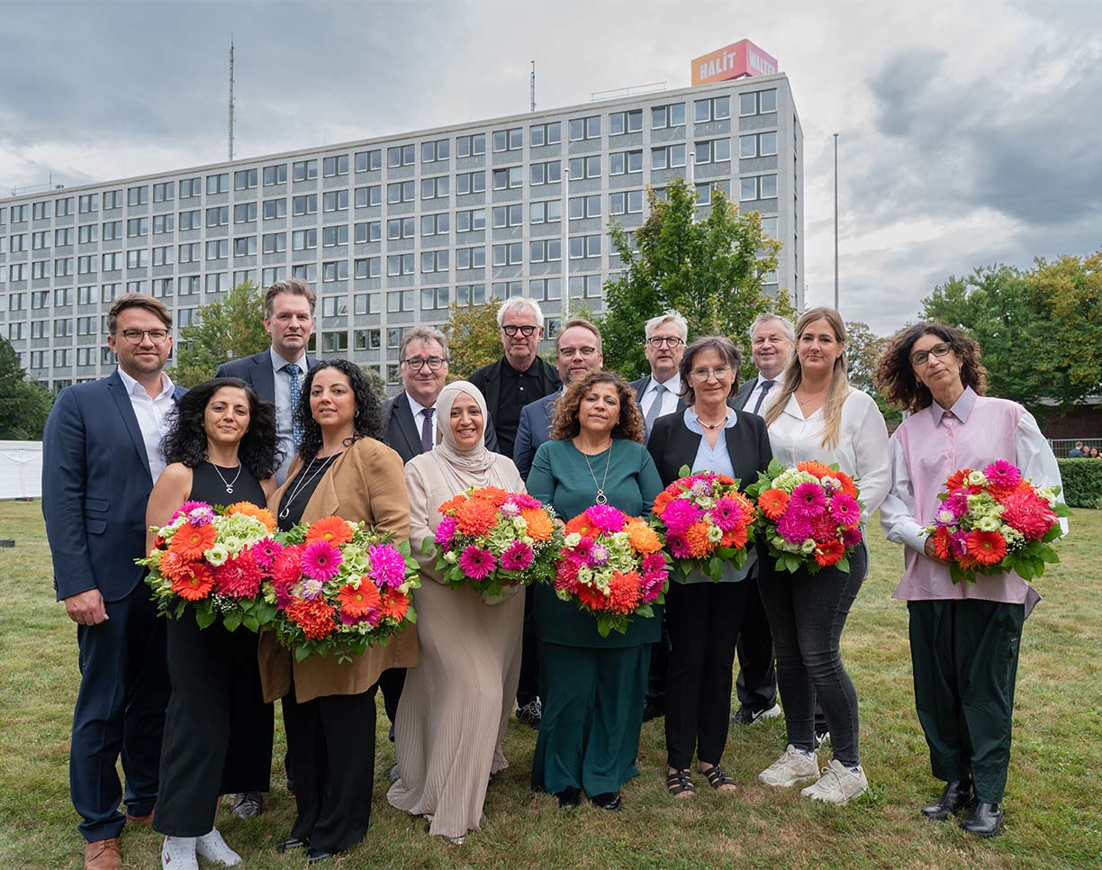 Mitglieder der Familien Yozgat und Lübcke mit Vertretern aus Landes- und Stadtpolitik sowie Projektpartnern und der Künstlerin Natascha Sadr Haghighian (r.) vor dem Regierungspräsidium in Kassel. 