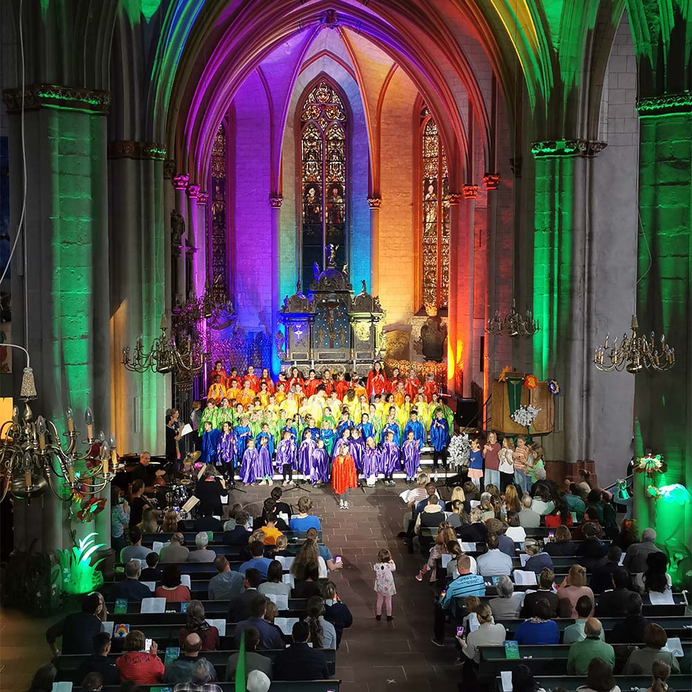 Blick in die Marburger Pfarrkirche während der Aufführung