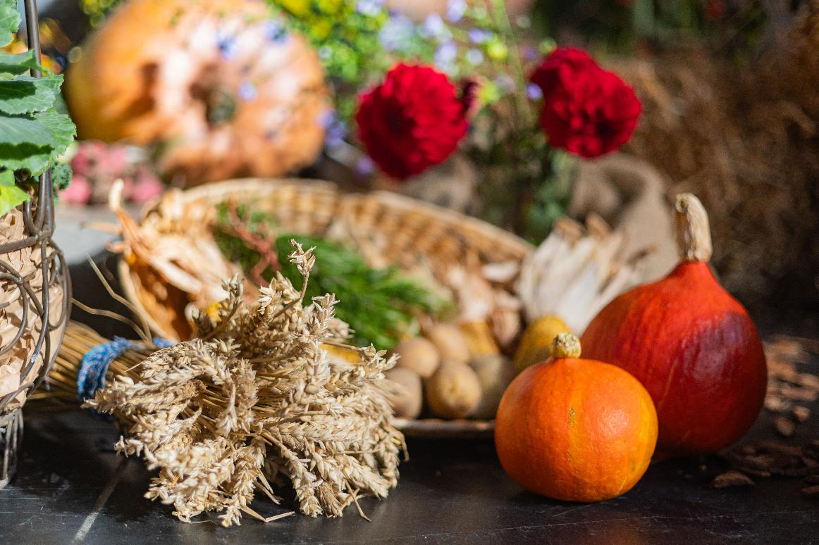 Früchte, Gemüse und Blumen als Erntedankgaben