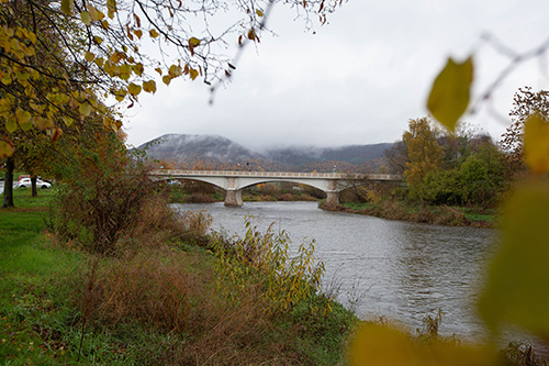 Die Brücke über die Werra von Großburschla (Thüringen) nach Heldra (Hessen) war früher Teil der Grenze zwischen der BRD und der DDR.