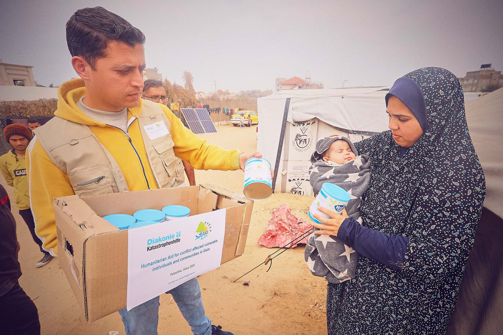 Ein Mitarbeiter der Hilfsorganisation verteilt Dosenmilch für Neugeborene und Kleinkinder in einem Flüchtlingscamp in Rafah im südlichen Gazastreifen.