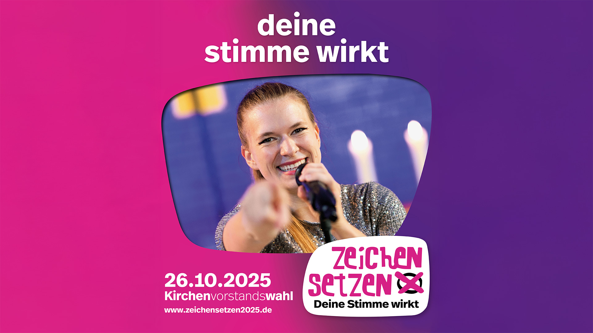 Bild zur Kirchenvorstandswahl 2025 der Evangelischen Kirche von Kurhessen-Waldeck. Pink-violetter Hintergrund, mittig eine Person mit Mikrofon. Oben steht „deine stimme wirkt“. Unten links: „26.10.2025 Kirchenvorstandswahl www.zeichensetzen2025.de“. Rechts das Logo „Zeichen setzen – Deine Stimme wirkt“.