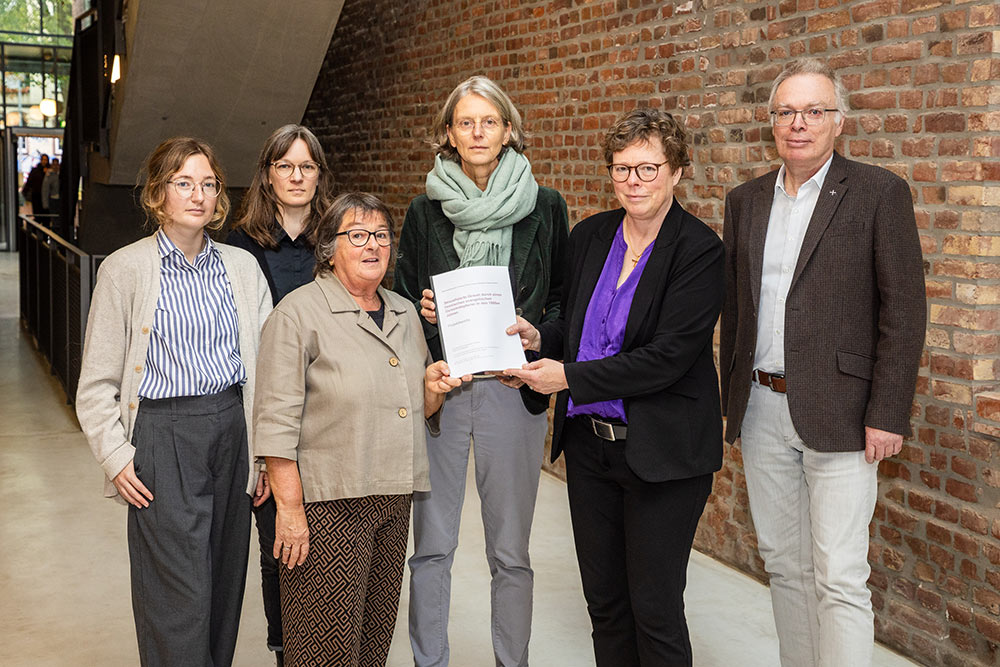 Übergabe der Studie am 27. Oktober 2025 in den Räumlichkeiten der Universität Kassel mit den Wissenschaftlerinnen und kirchlichen Beteiligten