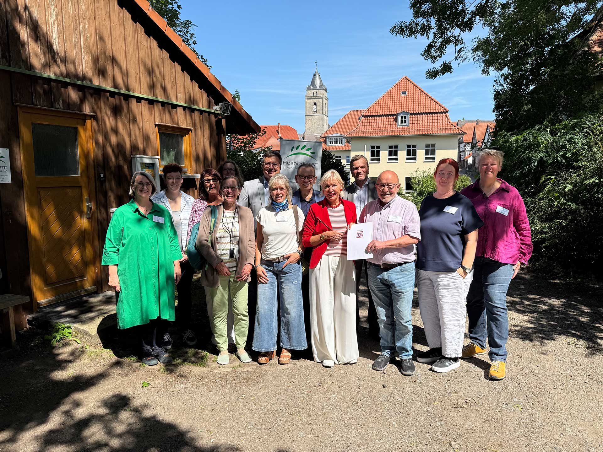 Förderübergabe in Wolfhagen: Unser Foto zeigt Digitalministerin Sinemus, den 1. Vorsitzenden des Hospizvereins, Werner Kunz, und weitere Mitarbeitende im August 2025 Förderübergabe in Wolfhagen: Unser Foto zeigt Digitalministerin Sinemus, den 1. Vorsitzenden des Hospizvereins, Werner Kunz, und weitere Mitarbeitende im August 2025