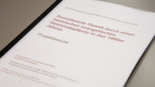 Titelblatt der Studie «Sexualisierte Gewalt durch einen hessischen evangelischen Gemeindepfarrer in den 1980er- Jahren» Titelblatt der Studie «Sexualisierte Gewalt durch einen hessischen evangelischen Gemeindepfarrer in den 1980er- Jahren»