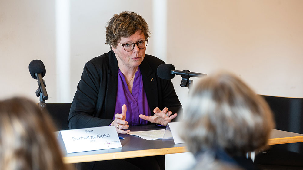 Bischöfin Dr. Beate Hofmann während ihres Statements im Haus der Kirche in Kassel Bischöfin Dr. Beate Hofmann während ihres Statements im Haus der Kirche in Kassel