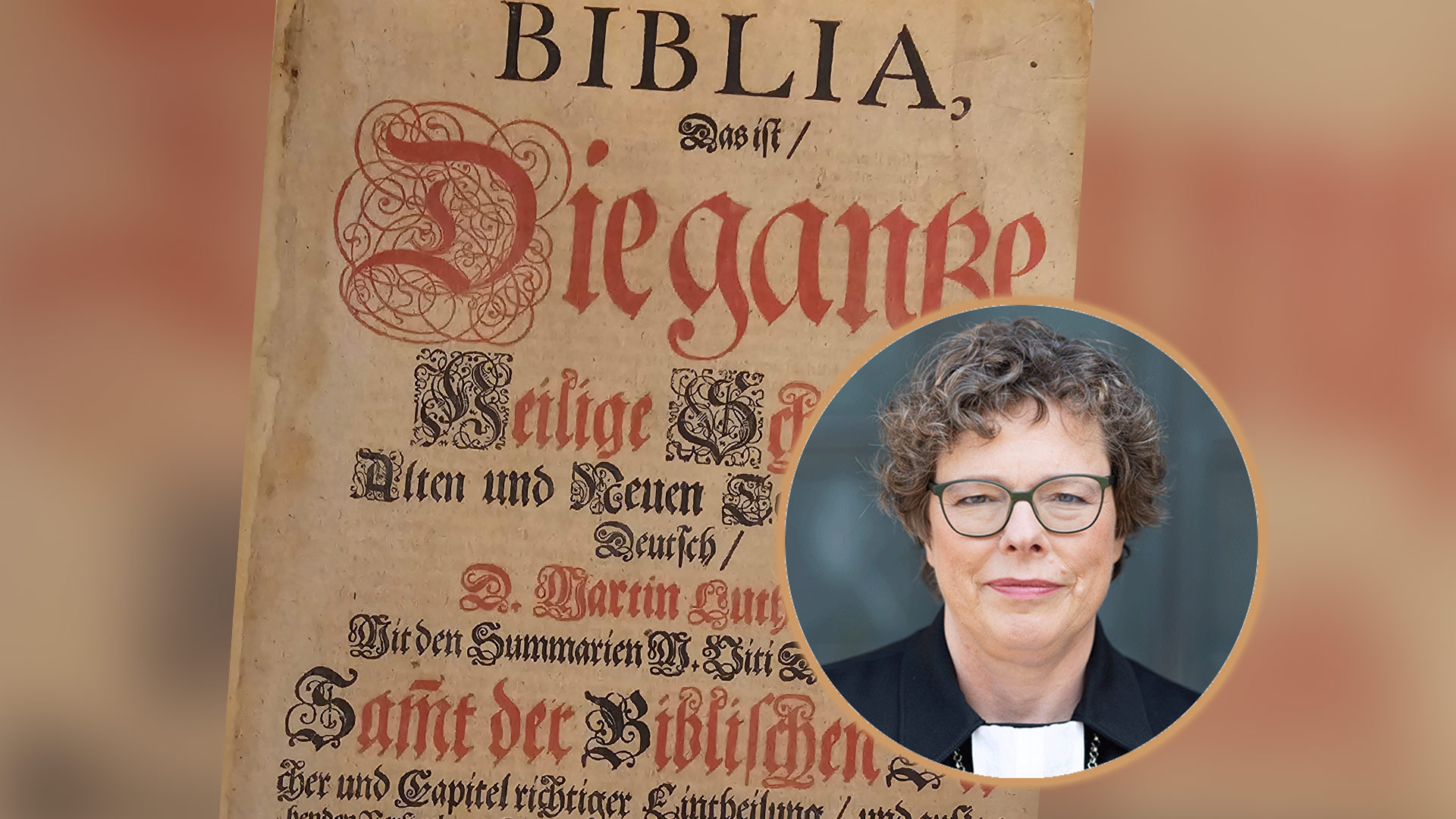 Das Bild zeigt die Titelseite der Lutherbibel aus dem Jahr 1671. Der Text „Biblia, Die ganze Heilige Schrift Alten und Neuen Testaments“ ist in roter und schwarzer Frakturschrift gedruckt, mit kunstvollen Initialen. Rechts daneben befindet sich ein rundes Porträtfoto von Bischöfin Beate Hofmann vor neutralem Hintergrund.