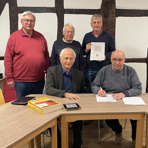 Unterzeichnen die Bewerbung (v.l.): stehend: Heinrich Gringel, Rüdiger Waldmann. Markus Stübing. Sitzend: Dekan Christian Wachter (Vorsitzender) und Gerhard Reidt (Initiator) vom Verein zur Förderung der Konfirmationsstadt e.V
