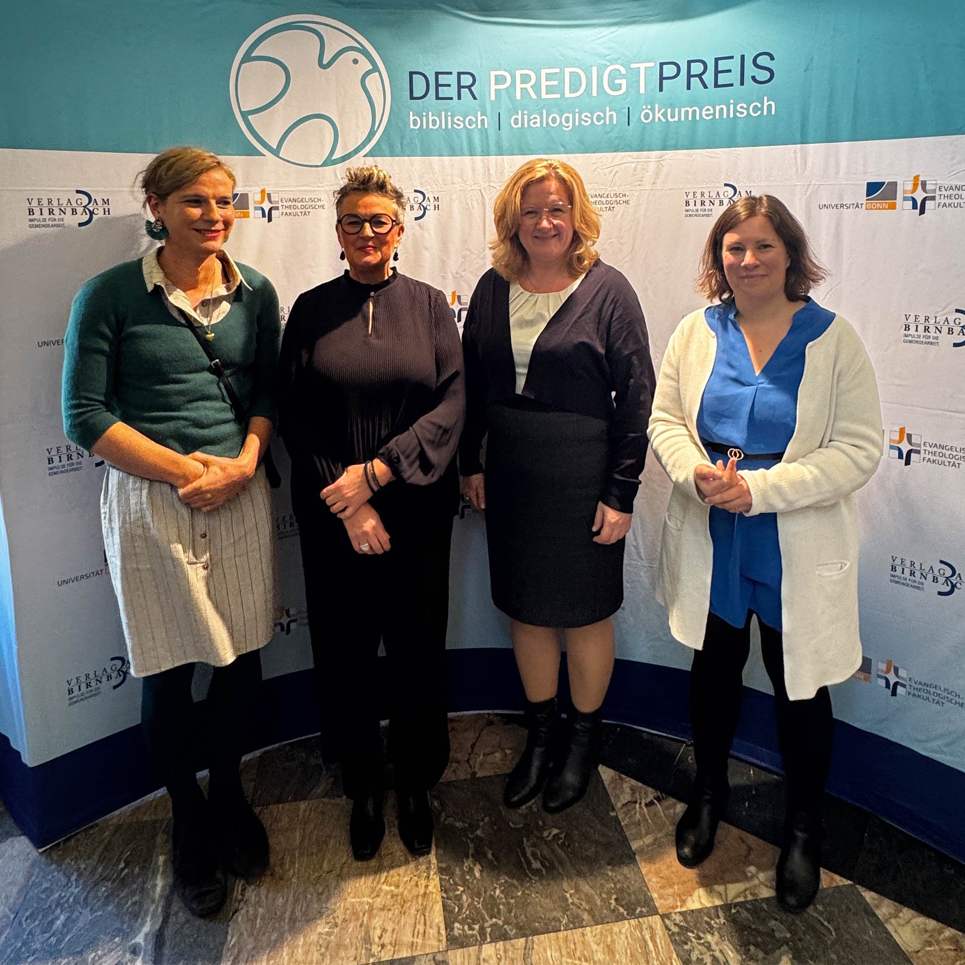 Die Preisträger*innen 2025 (v.l.): Tovja Mascha Heymann (beste Predigt), Christina Brudereck (Lebenswerk) sowie Anja Bär und Lea Herbert für ihren Podcast «Predigtbuddies»