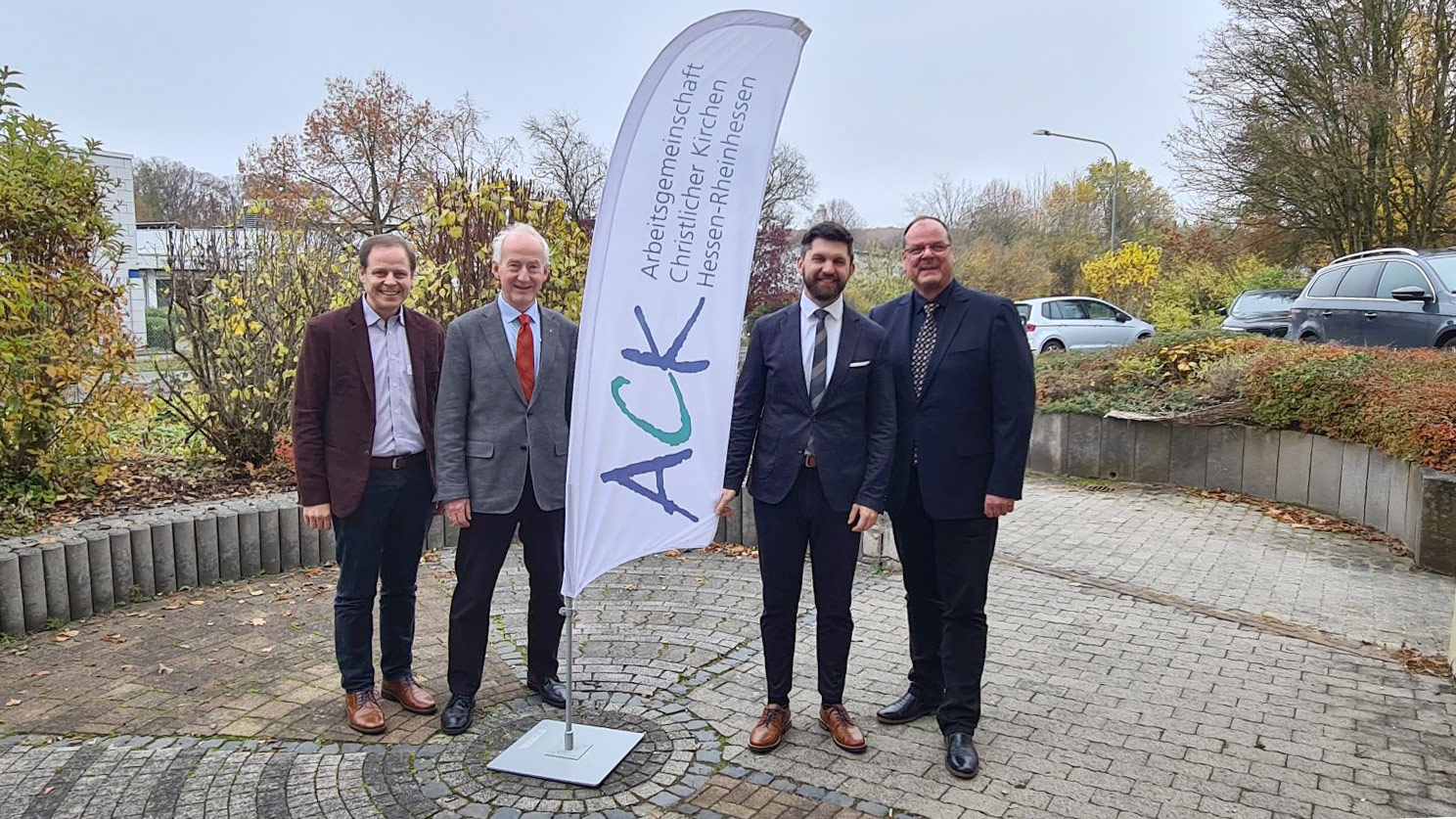 Der neue Vorstand der ACK Hessen-Rheinhessen (v.l.): Die Vorsitzenden Dr. Leandro Luis Bedin Fontana, Pfarrer Dr. Martin Streck und Priester Benjamin Pirlich mit Geschäftsführer Pastor Lothar Peitz