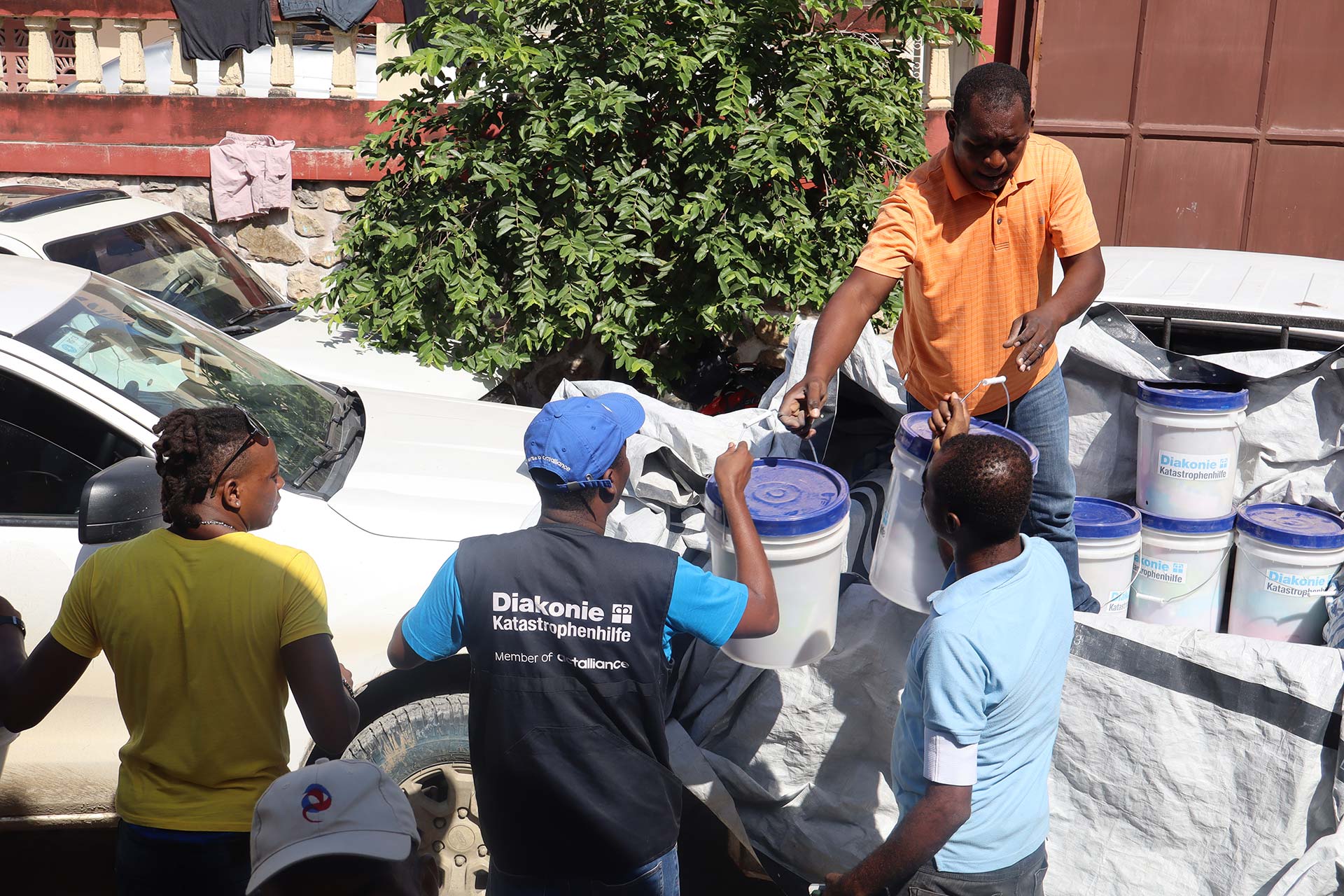 Hurrikan in Haiti: In der besonders betroffenen haitianischen Stadt Petit Goave haben Betroffene Hygienepakete erhalten, die unter anderem Seifen, Handtücher, Wassereimer und Wasserreinigungstabletten umfassten.