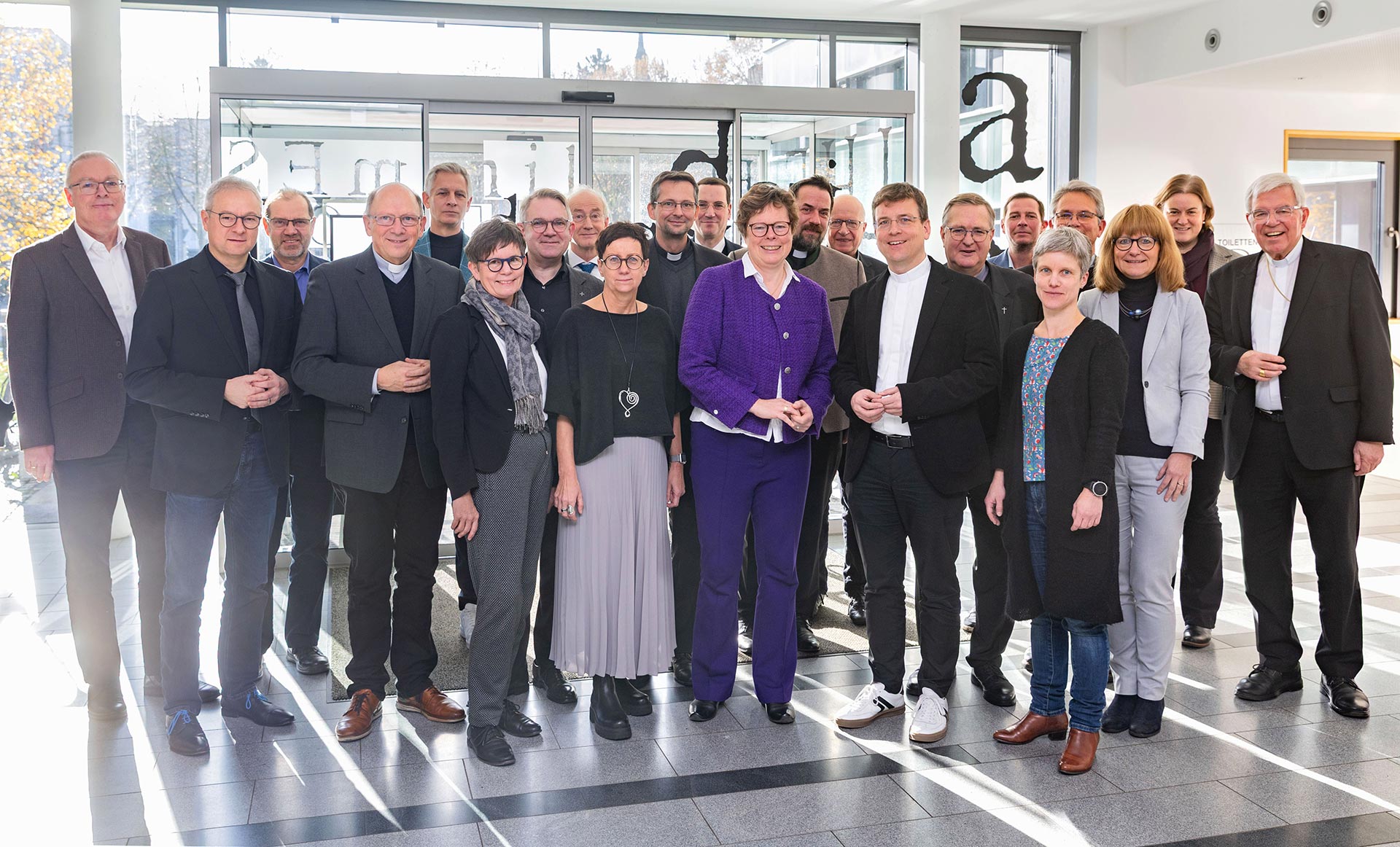 Kirchenleitungstreffen des Bistums Fulda und der EKKW im Haus der Kirche in Kassel: Bischöfin Dr. Beate Hofmann (12.v.l.) und Generalvikar Dr. Martin Stange (15.v.l.) mit den Vertreterinnen und Vertretern beider Kirchen